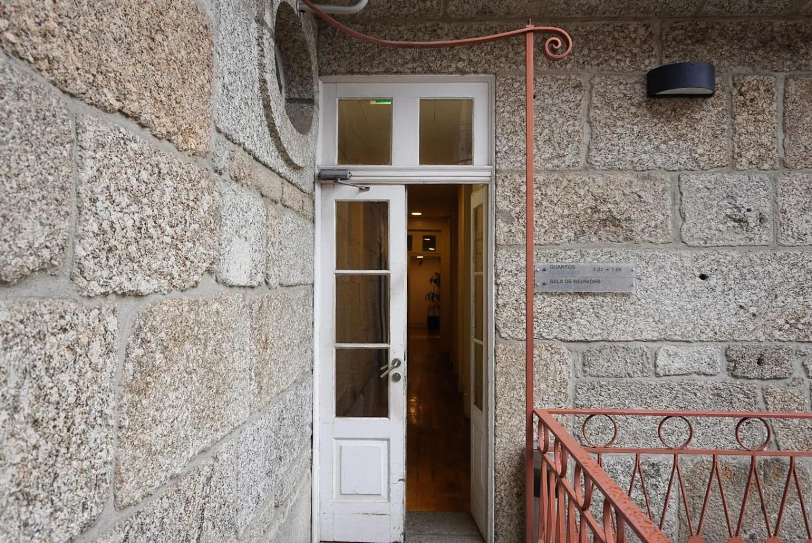 Facade/entrance in HI Guimaraes - Pousada de Juventude