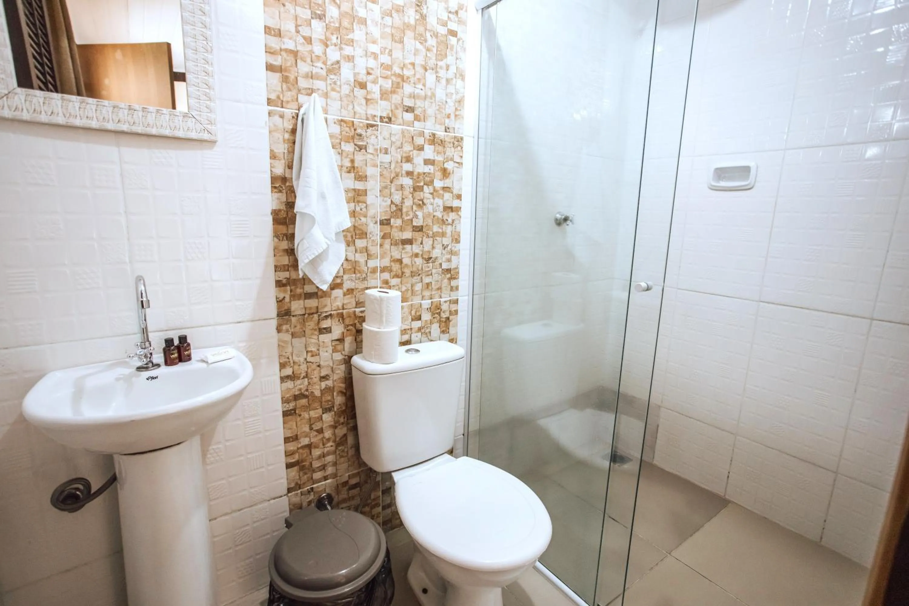 Shower in VELINN Pousada Praia do Perequê