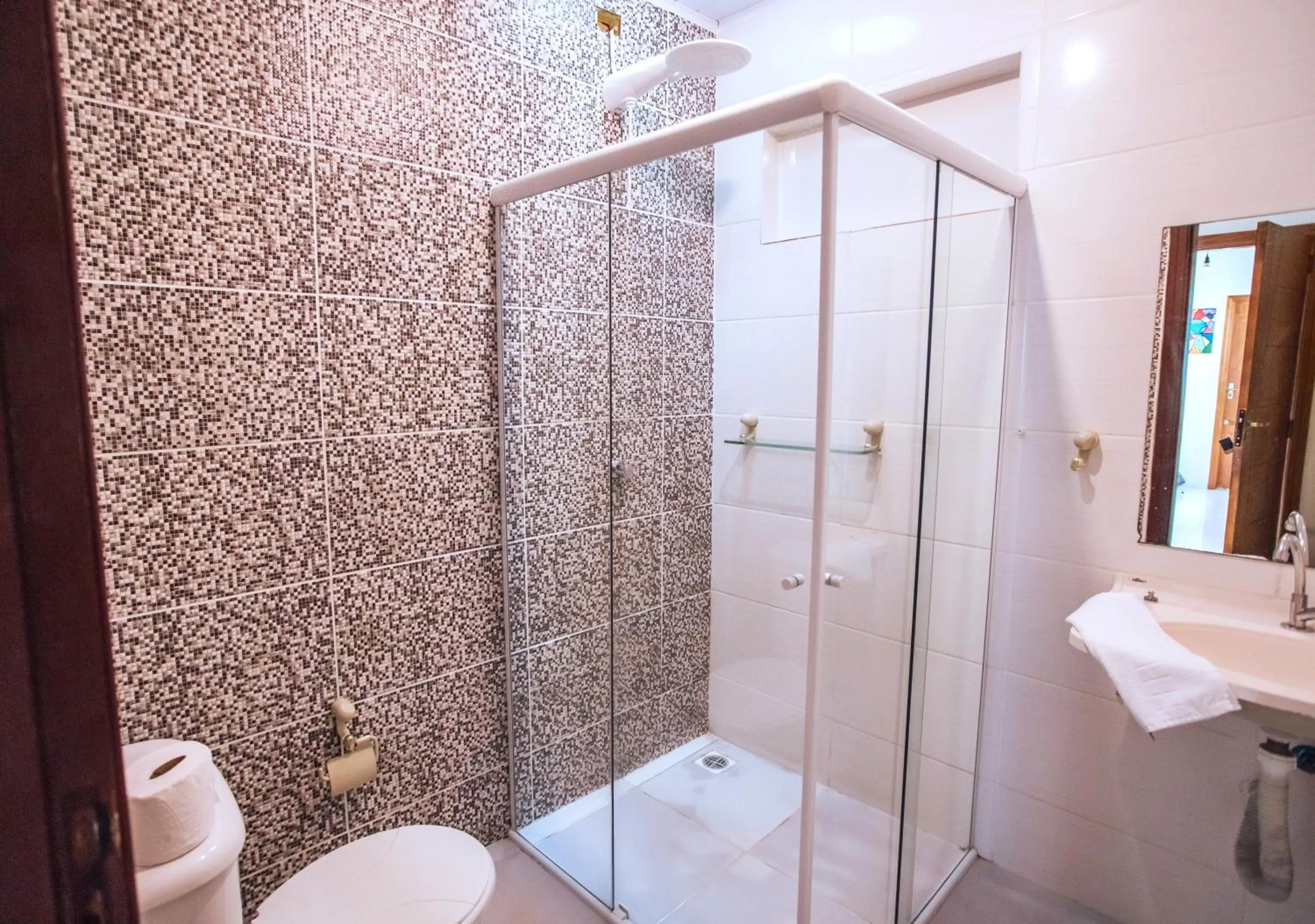 Shower in VELINN Pousada Praia do Perequê