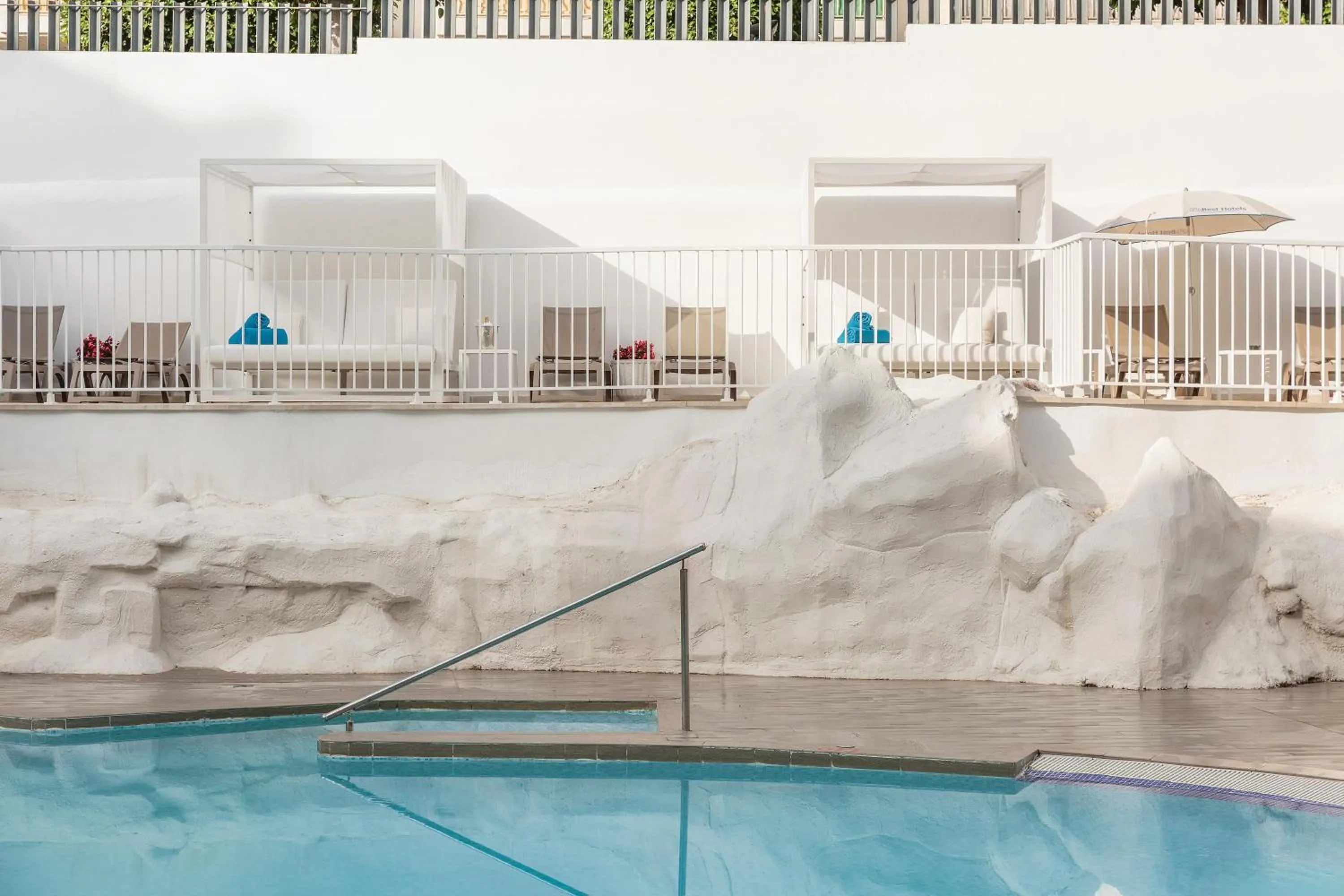 Swimming pool in Hotel Best San Francisco