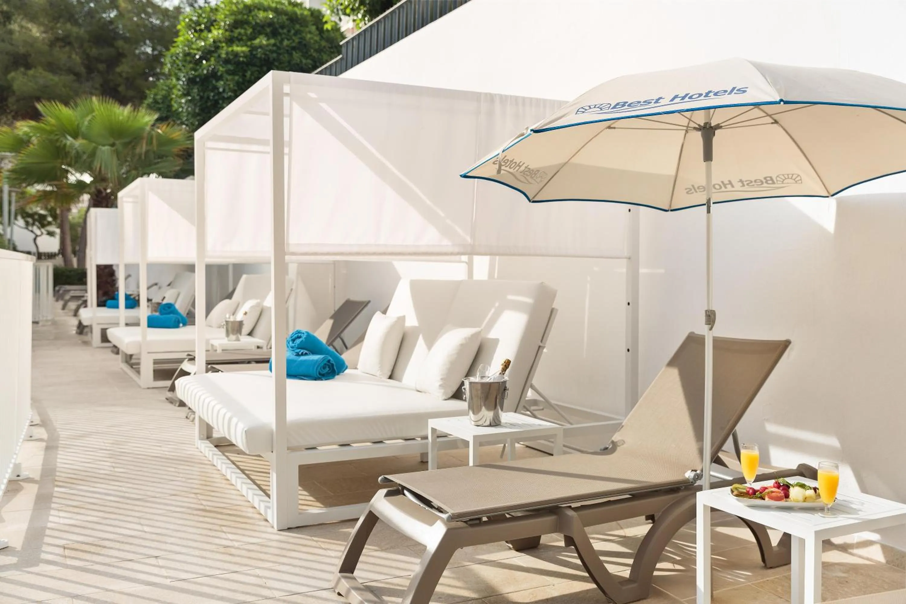 Swimming pool in Hotel Best San Francisco