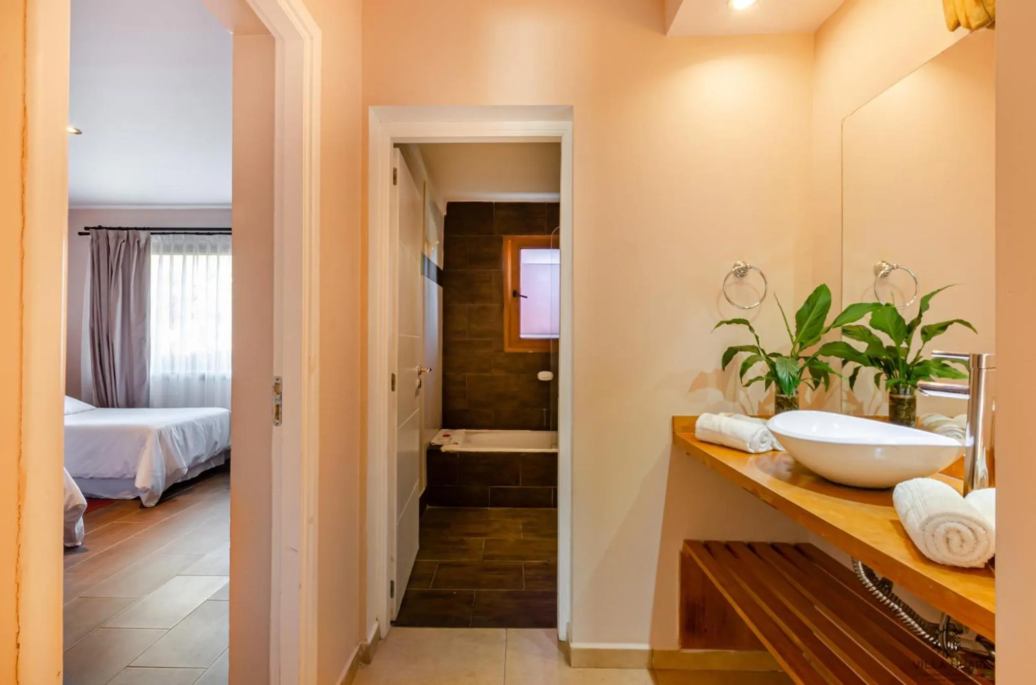 Bathroom, Bed in Villa Huapi