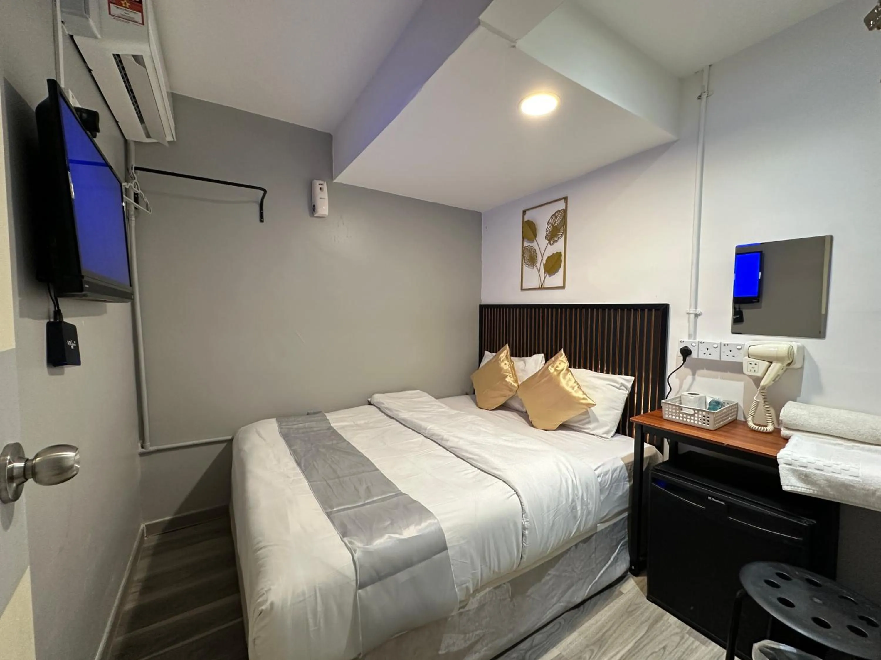 Communal lounge/ TV room, Bed in SS Grey House