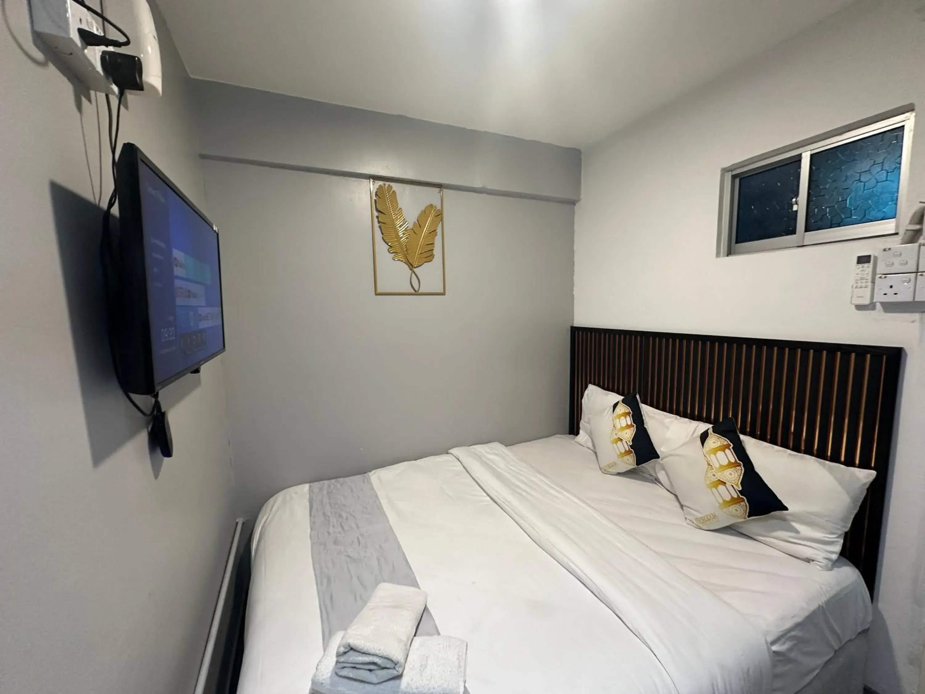 Deluxe Queen Room - single occupancy in SS Grey House Deluxe Queen Room - single occupancy in SS Grey House