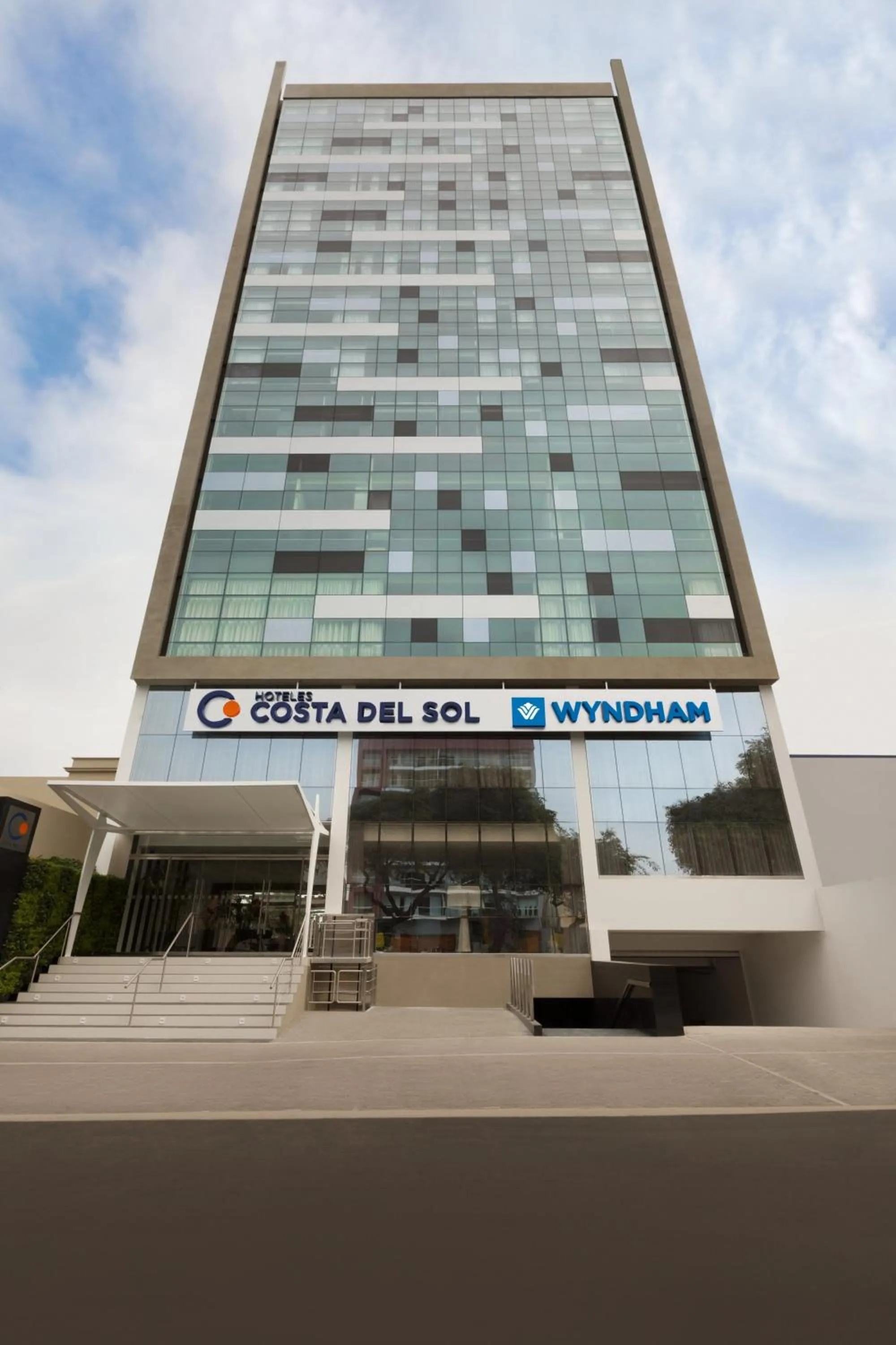 Facade/entrance in Wyndham Costa del Sol Lima City
