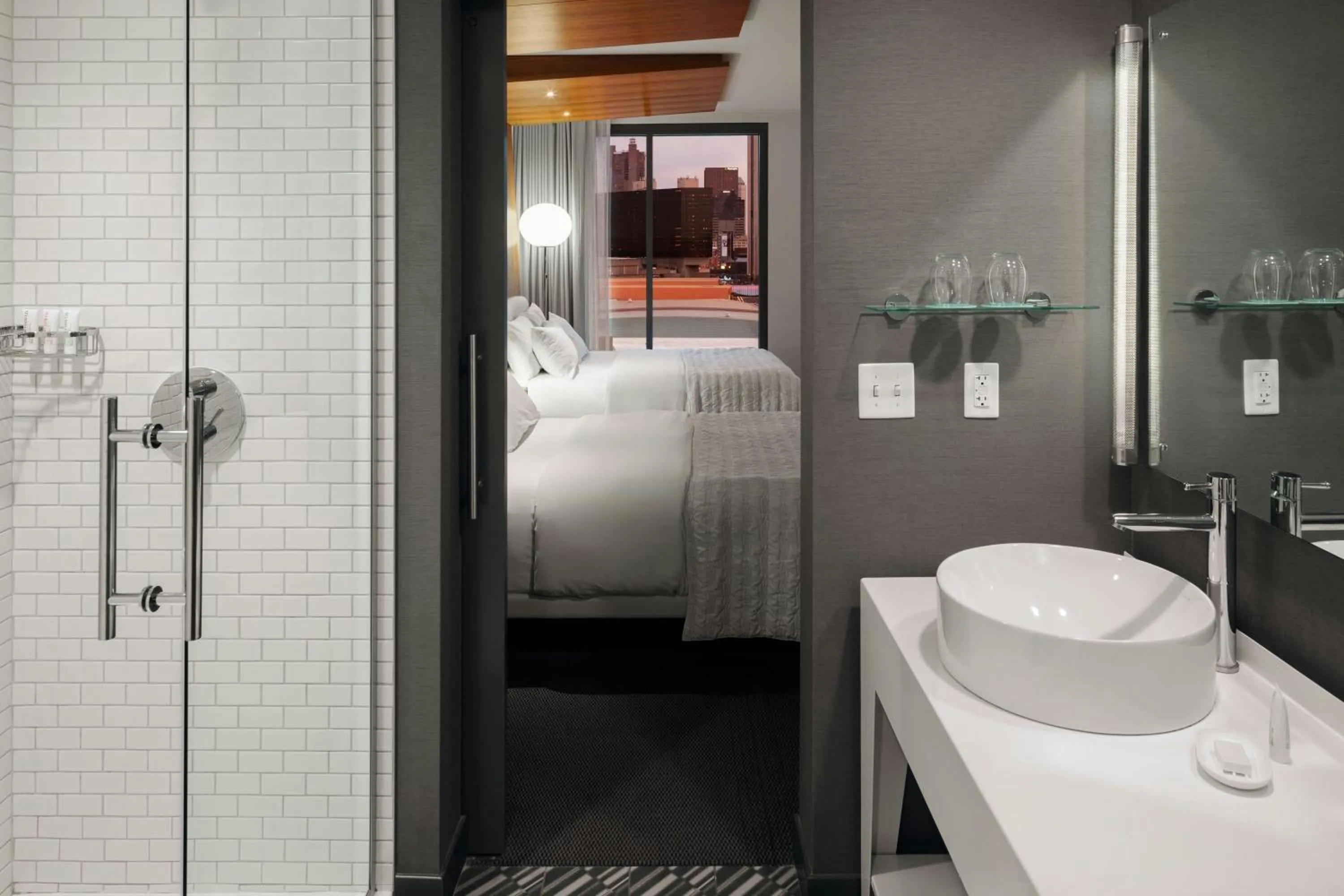 Bathroom, Bed in Le Meridien Columbus, The Joseph