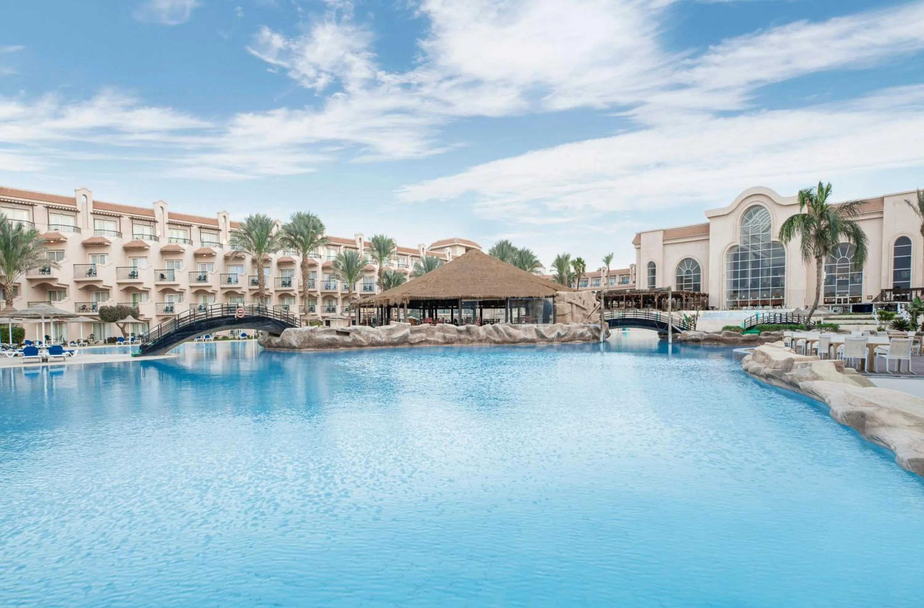Swimming pool in Pyramisa Beach Resort Sahl Hasheesh