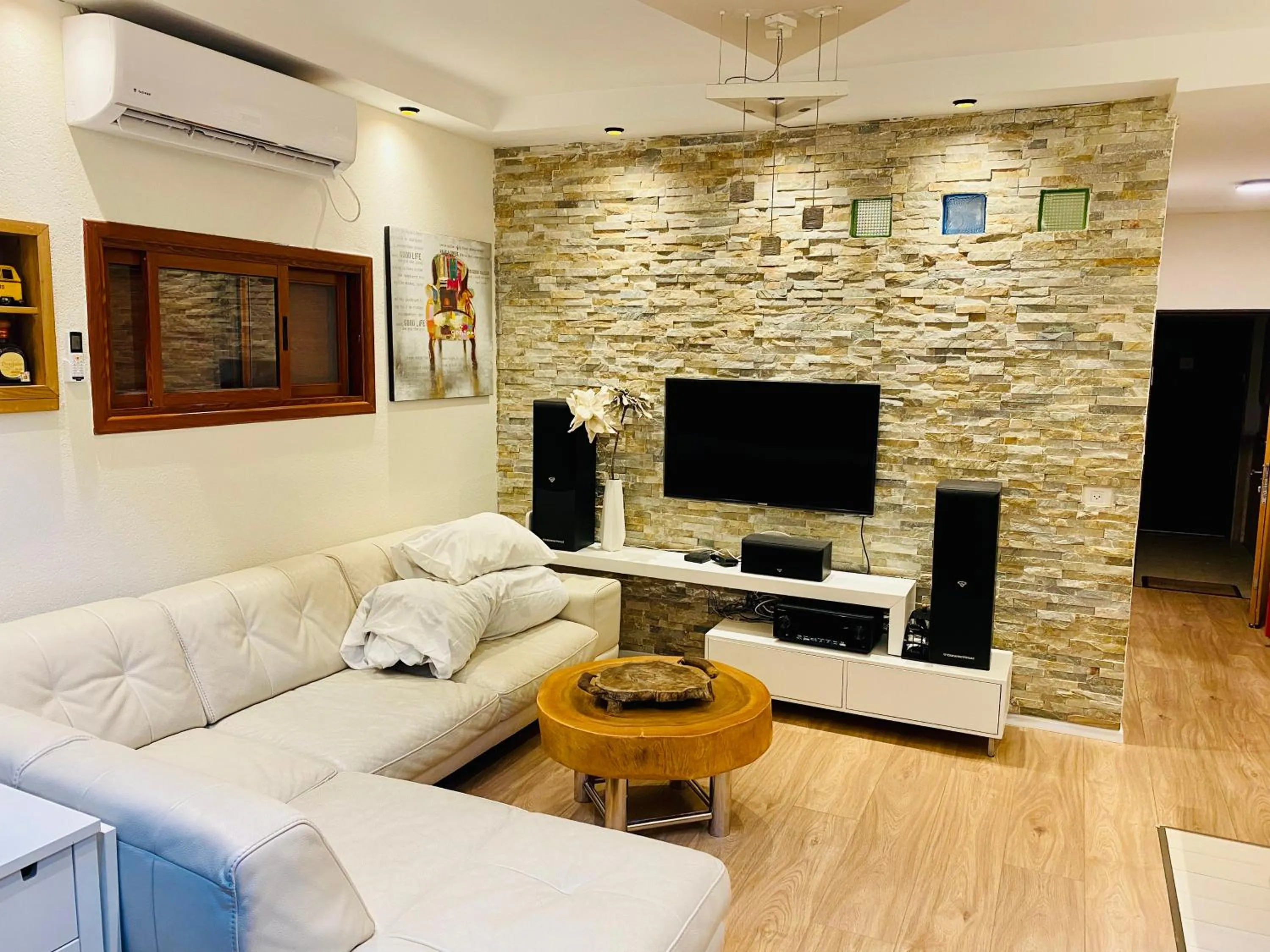 Communal lounge/ TV room in Sunset TLV Apartment - Dizengoff 142