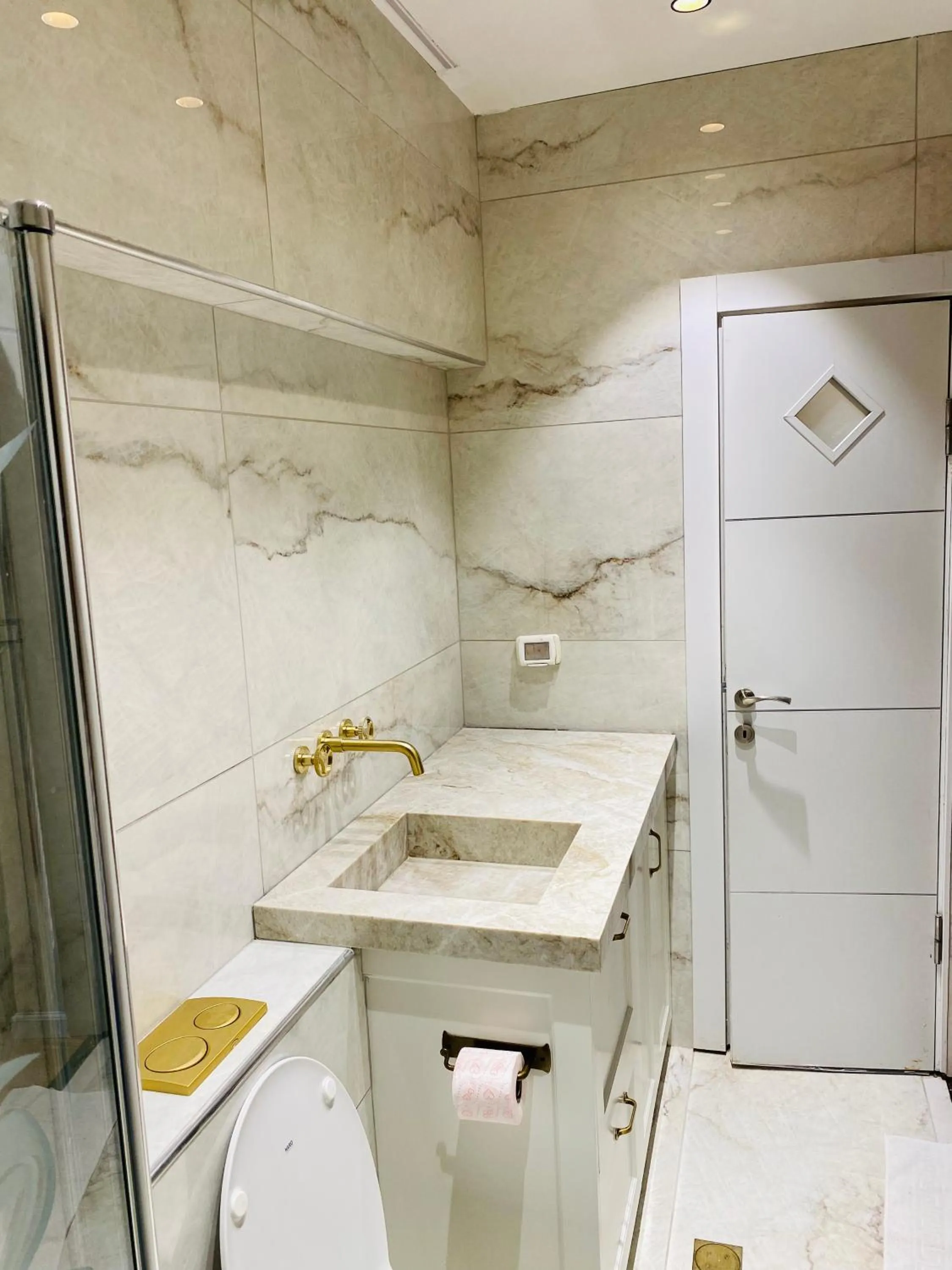 Toilet in Sunset TLV Apartment - Dizengoff 142