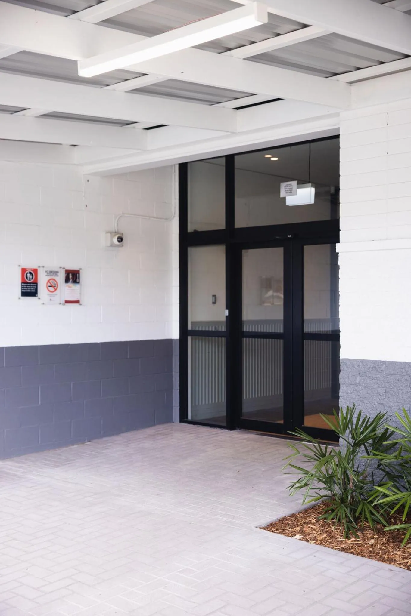 Facade/entrance in Lakeview Hotel Motel