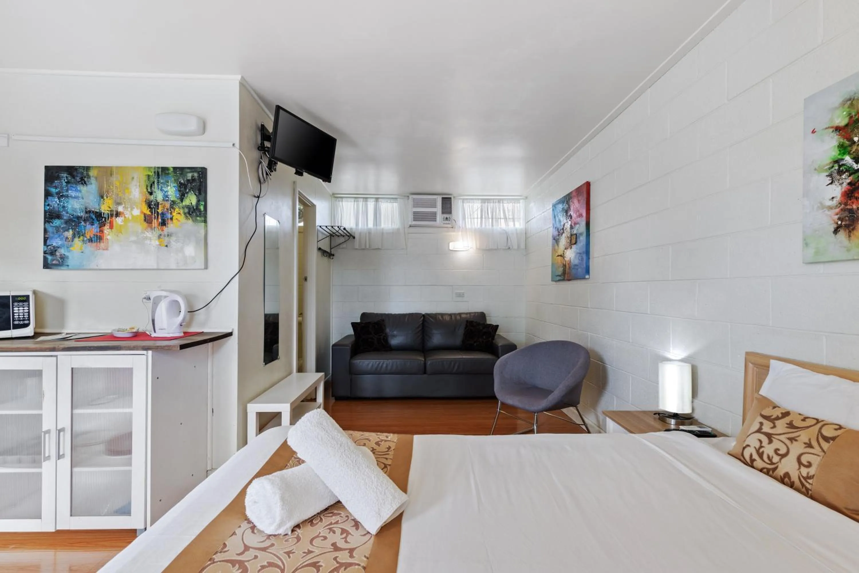 Shower, Bed in Gazebo Motor Inn - Strathmerton