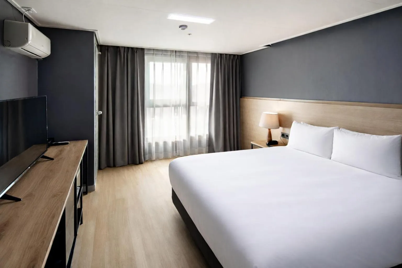 Photo of the whole room, Bed in Hotel Bernoui Seoul