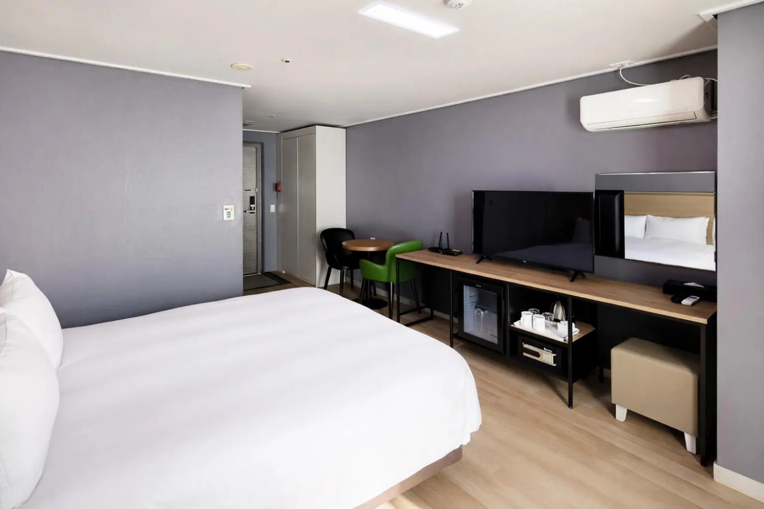 Photo of the whole room, Bed in Hotel Bernoui Seoul