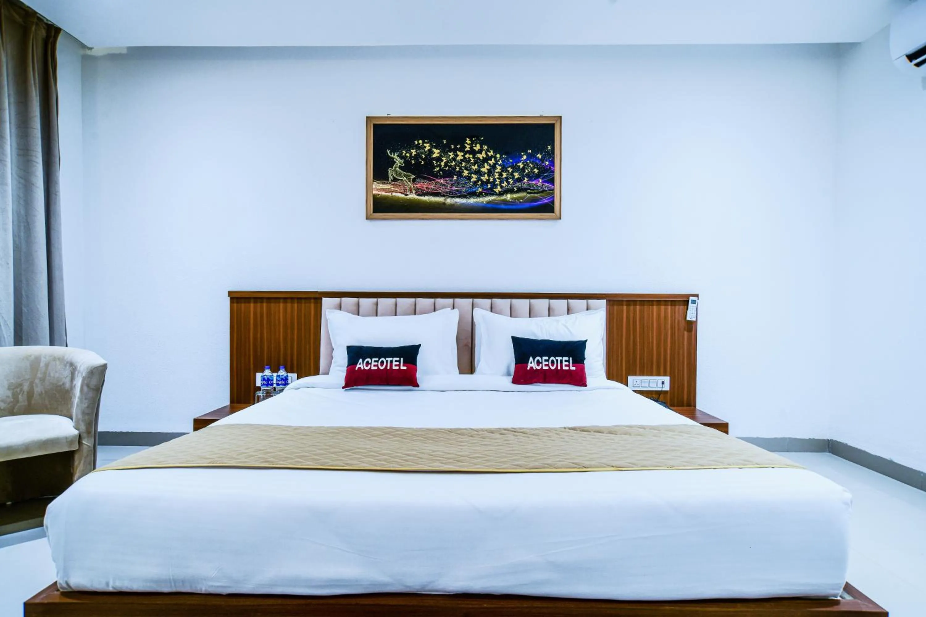 Bed in Aceotel Premier, Vijay Nagar