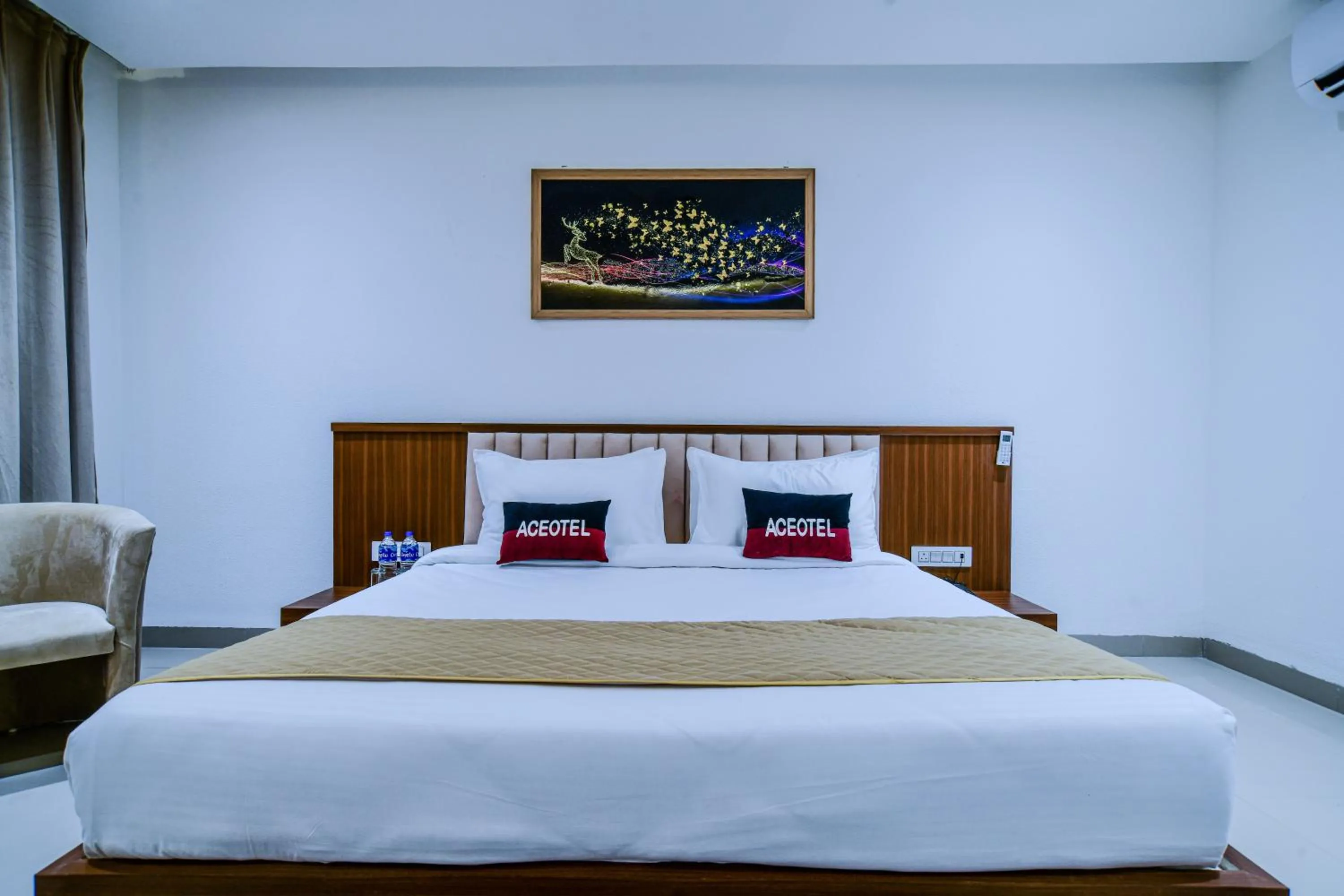 Bed in Aceotel Premier, Vijay Nagar
