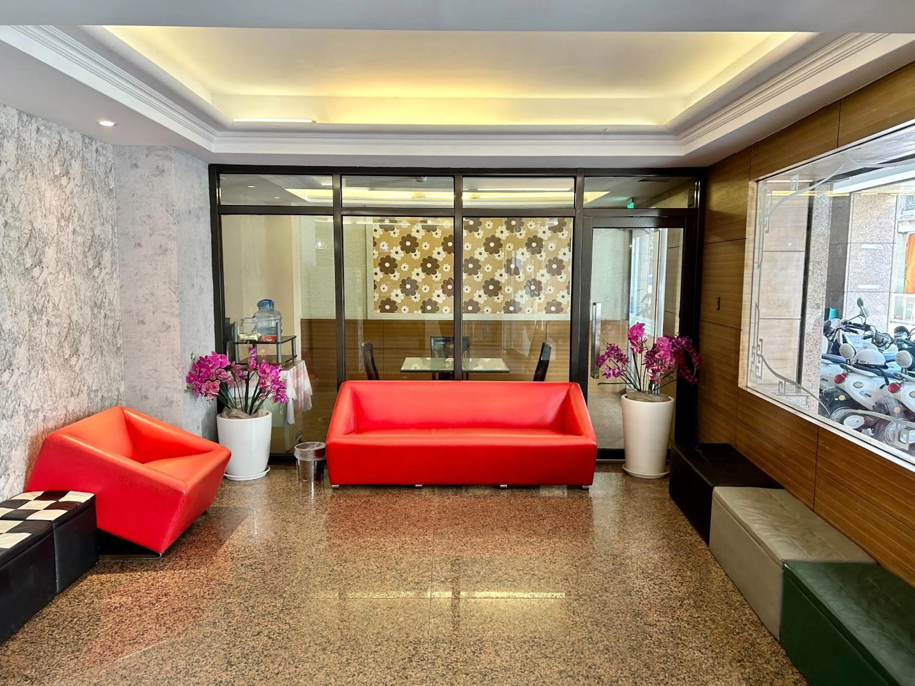 Communal lounge/ TV room in Home Full Hotel