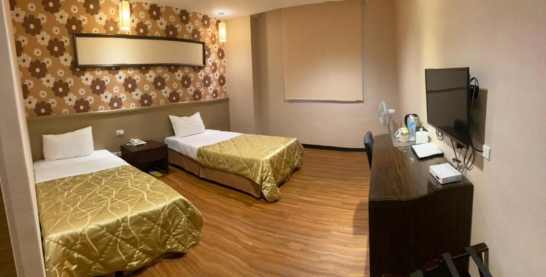 Photo of the whole room, Bed in Home Full Hotel