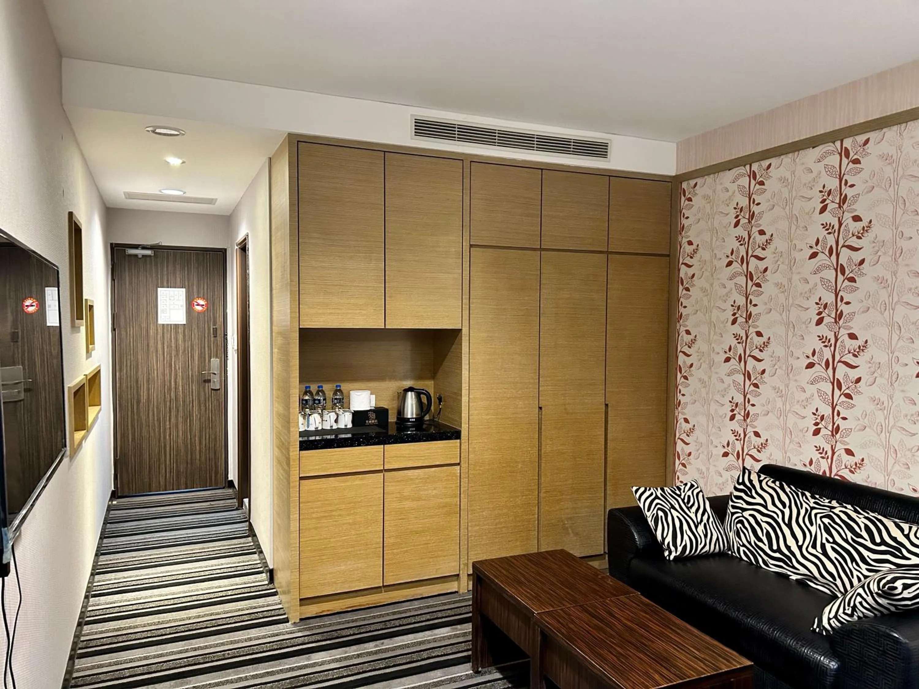 Photo of the whole room in Home Full Hotel