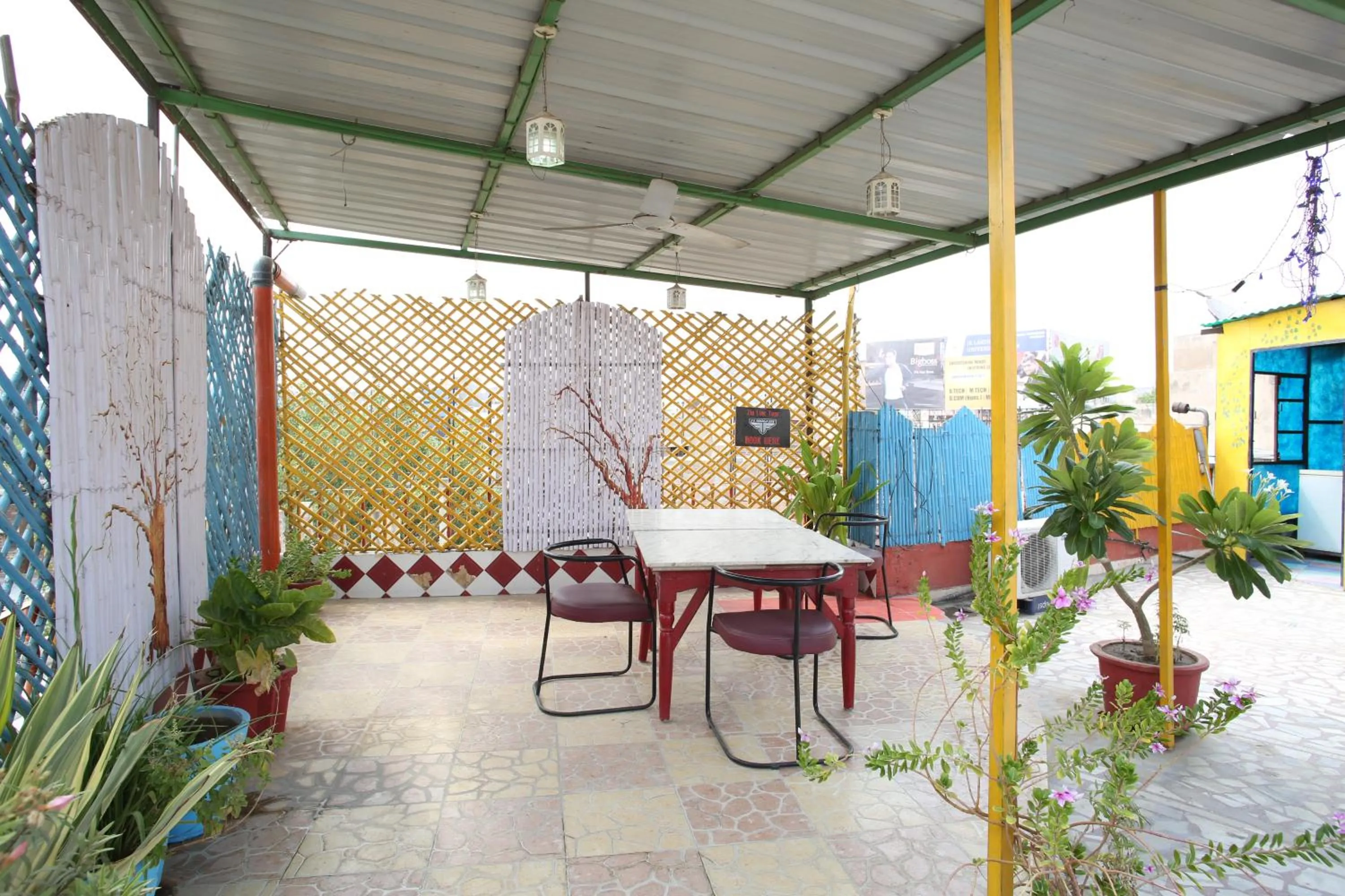 Restaurant/places to eat in Govind Hotel