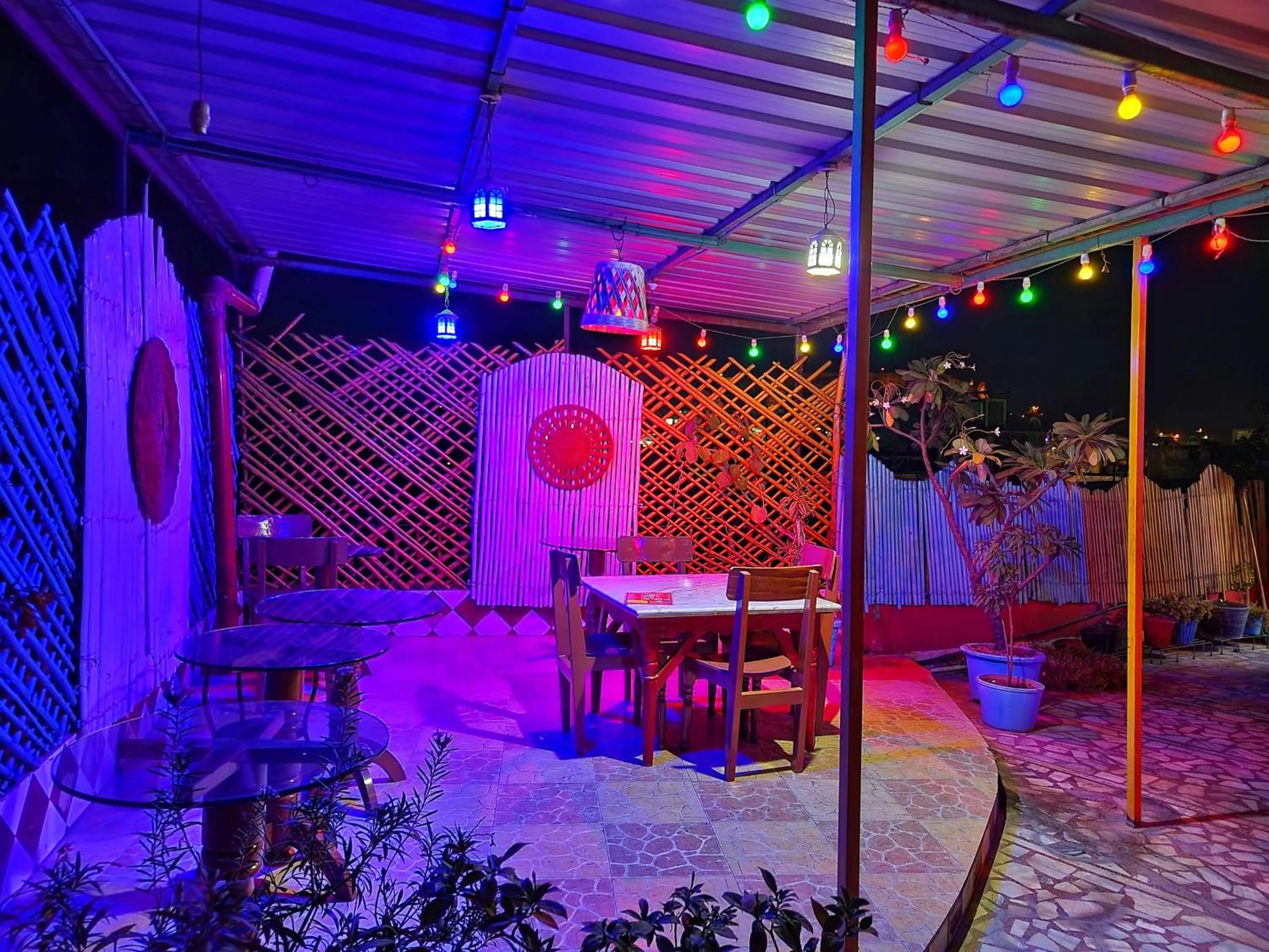 Restaurant/places to eat in Govind Hotel