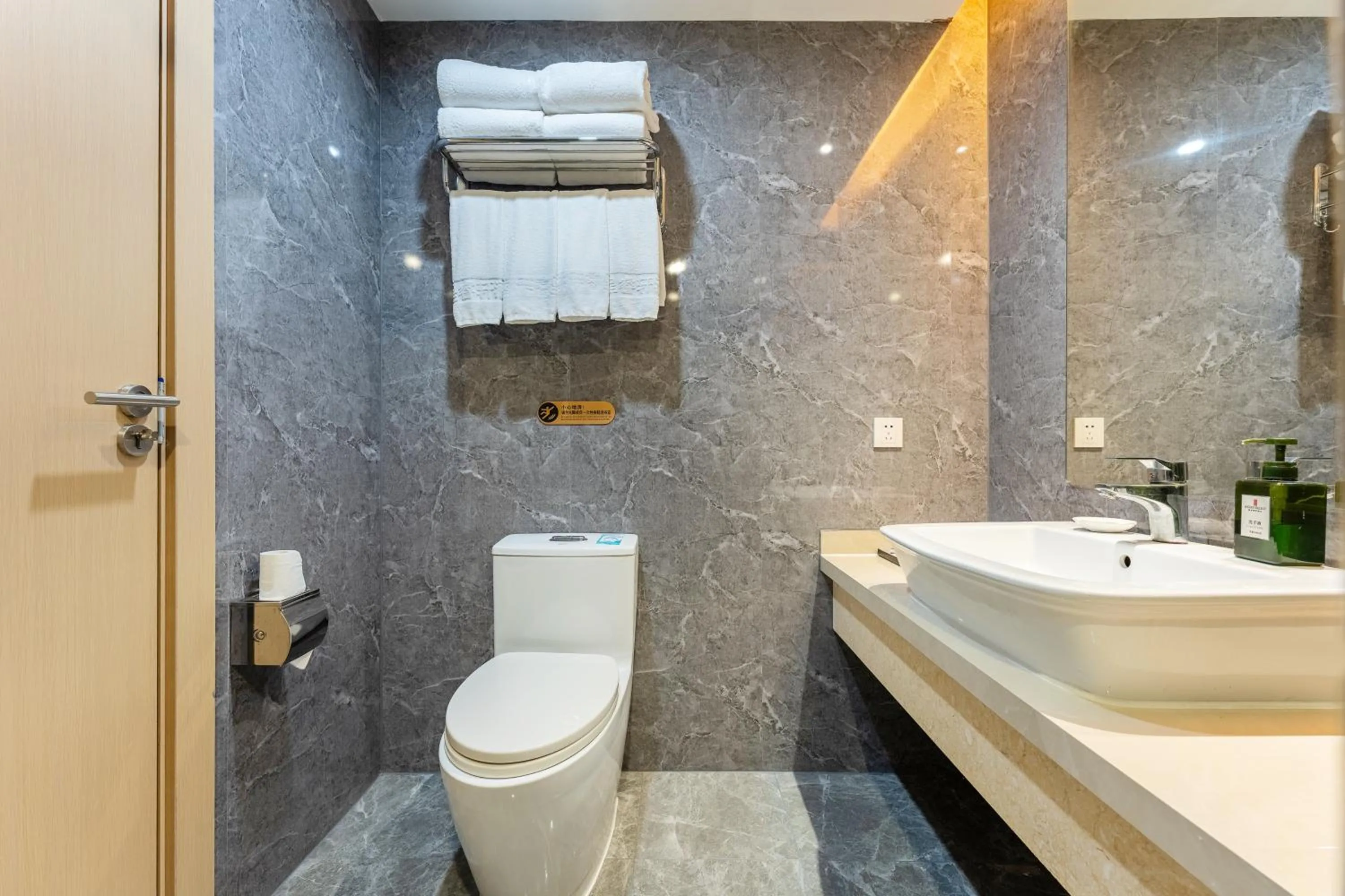 Hot Tub in Rezen Select Shanghai International Resort