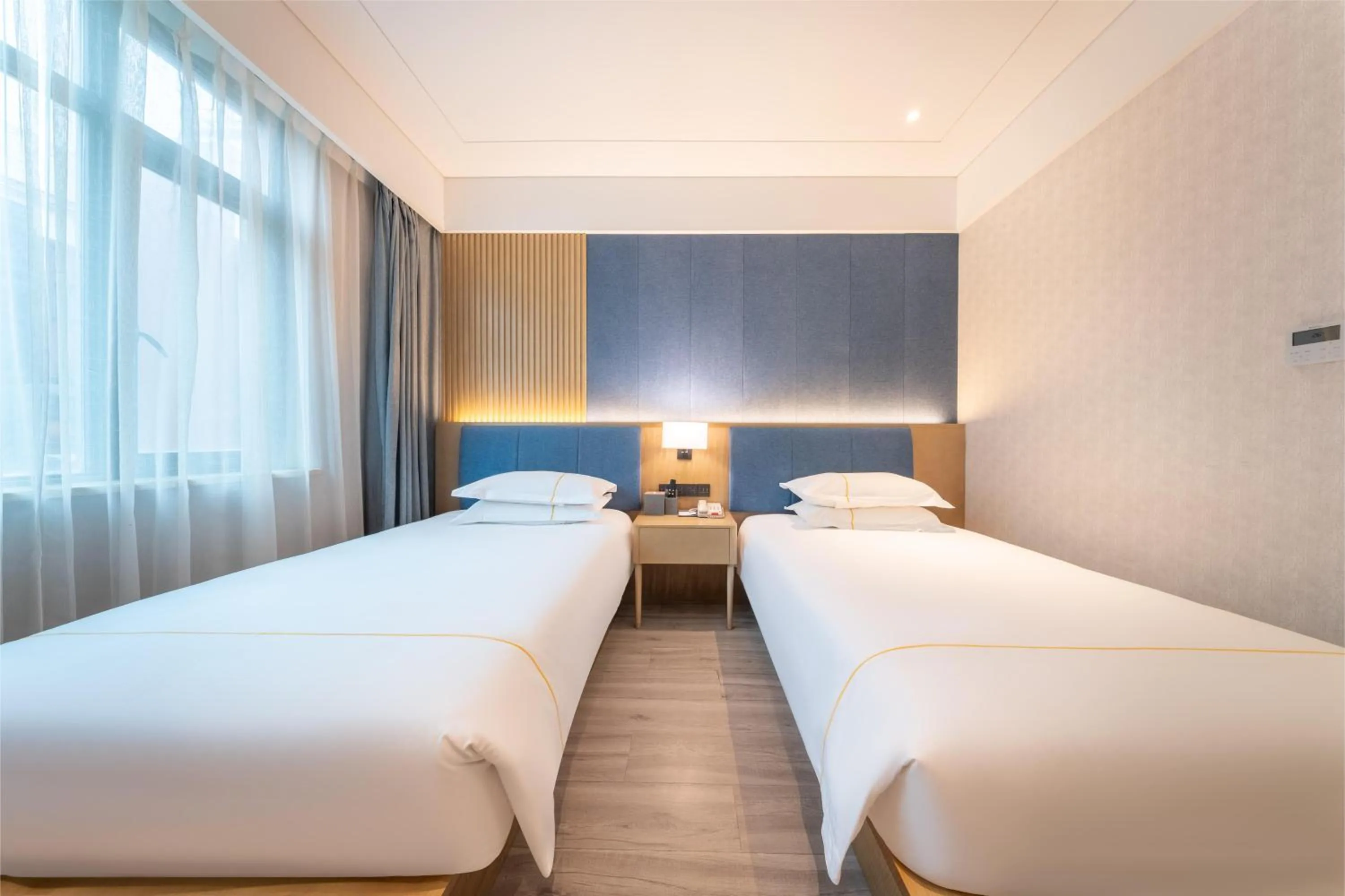 Bed in Rezen Select Shanghai International Resort