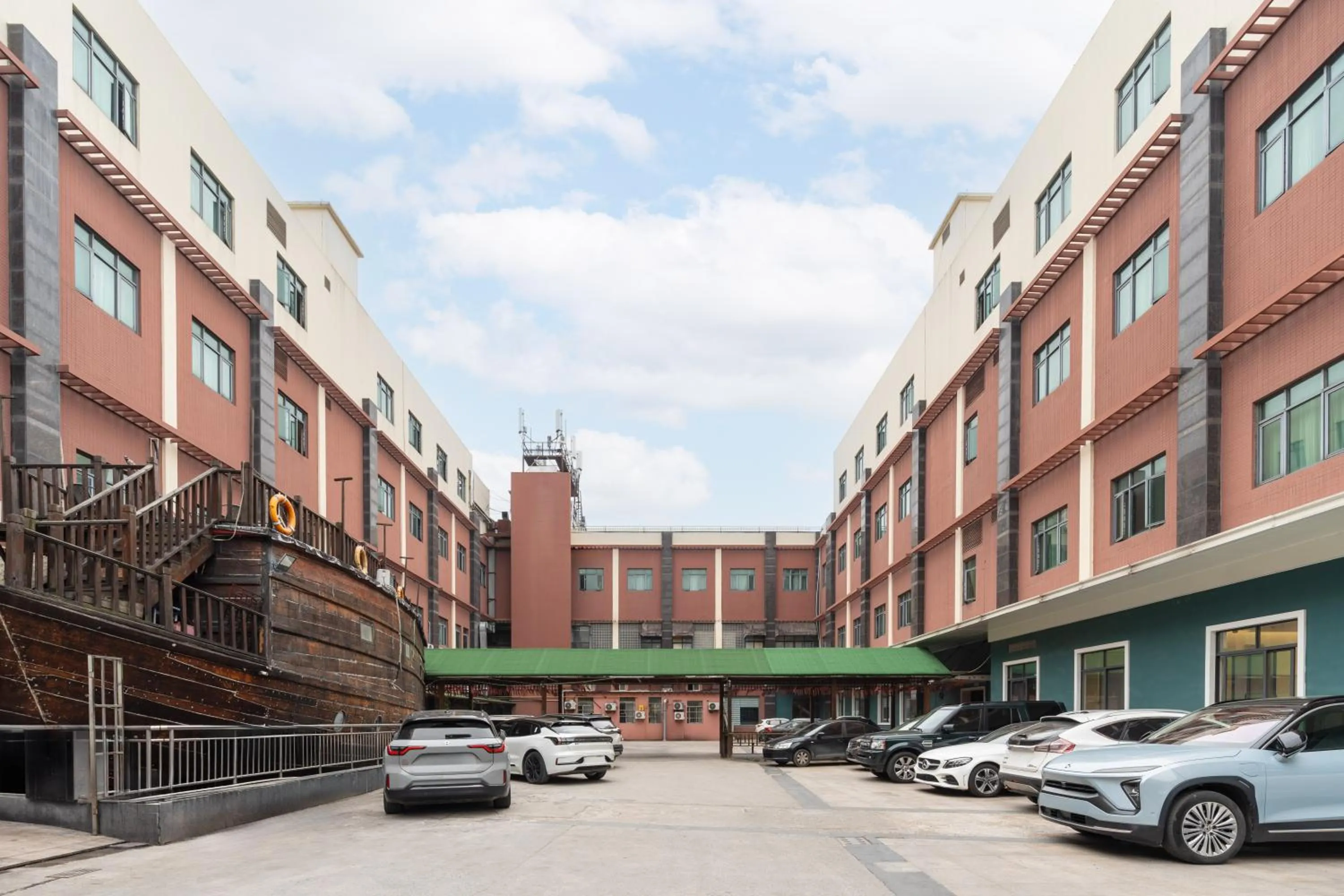 Parking in Rezen Select Shanghai International Resort