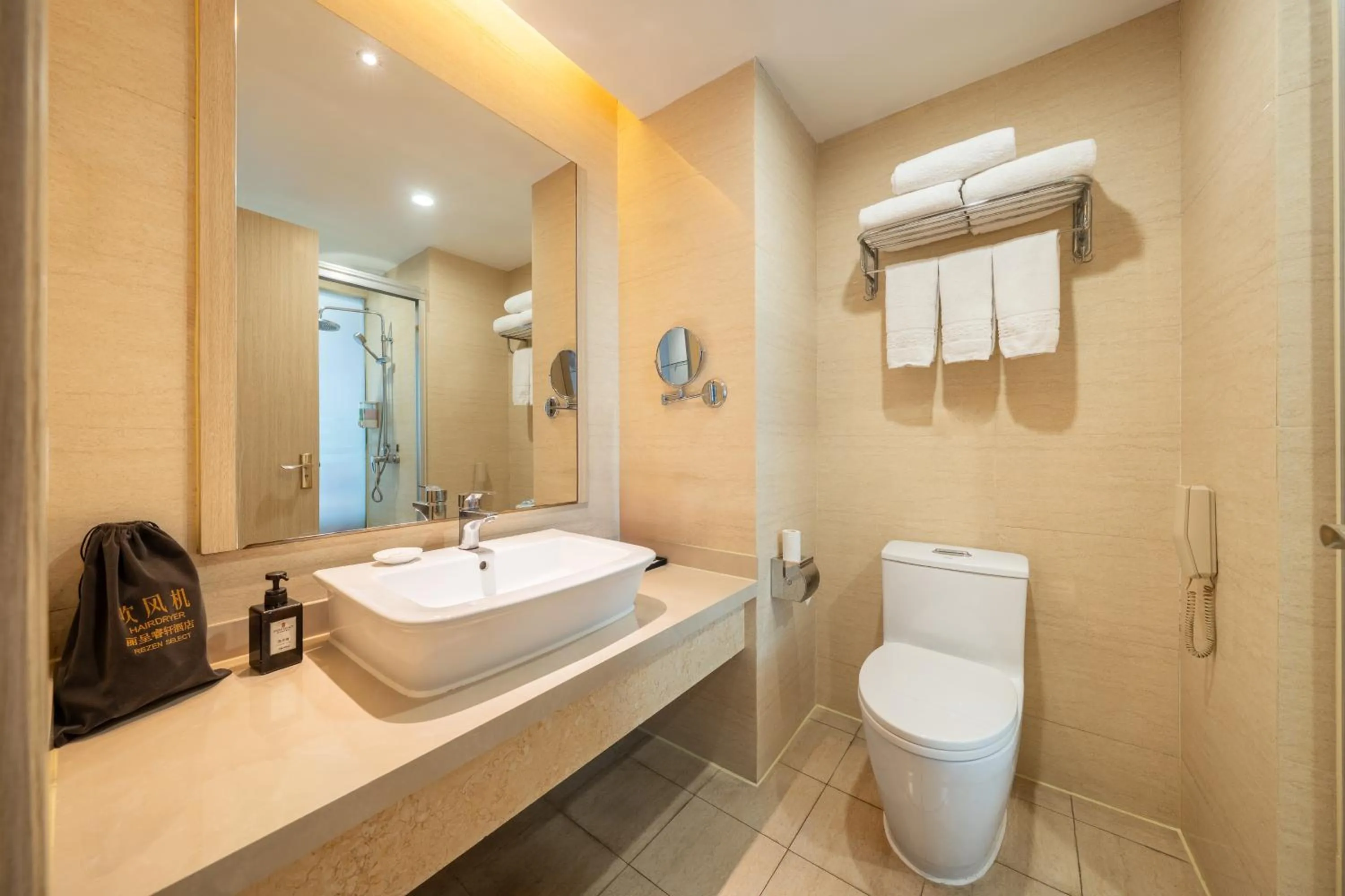 Toilet in Rezen Select Shanghai International Resort