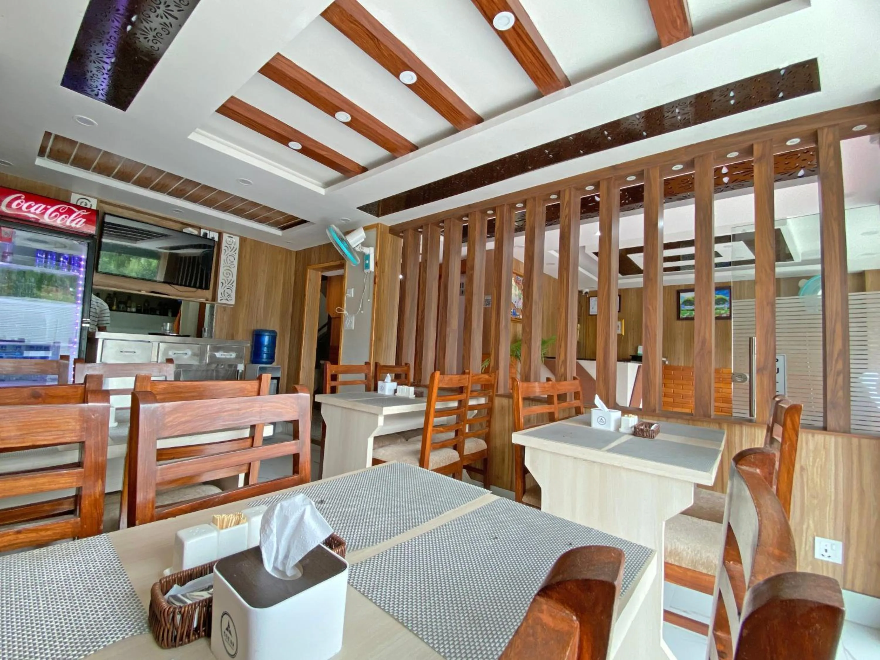 Restaurant/places to eat in Hotel Aaradhya