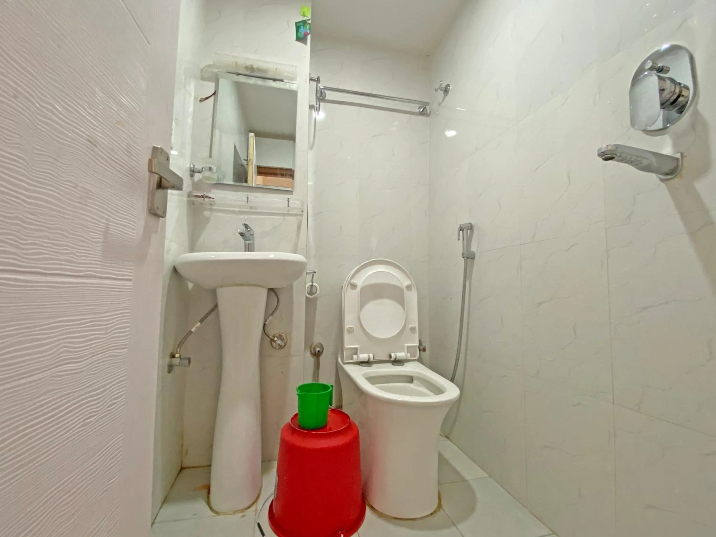 Shower in Hotel Aaradhya