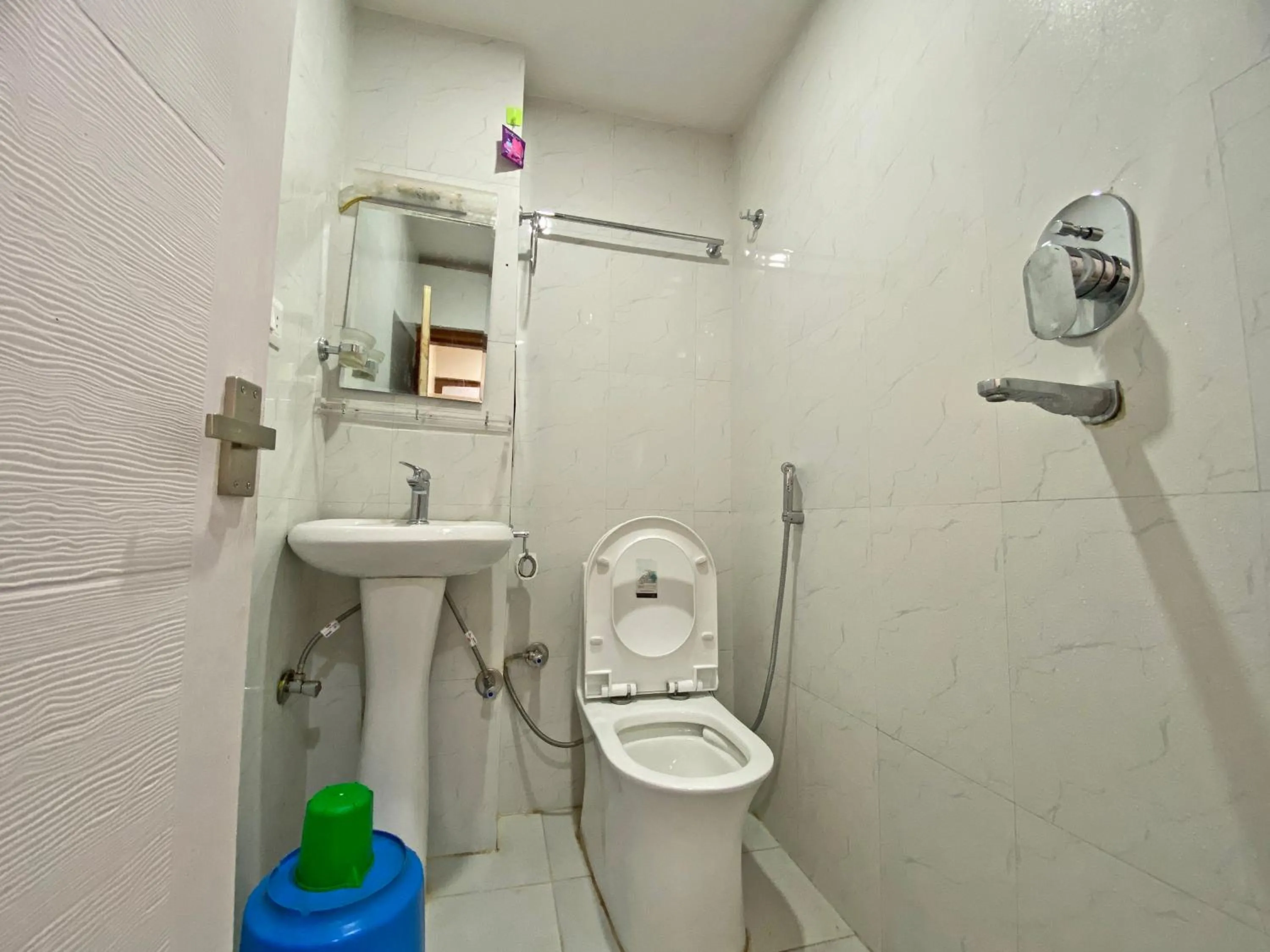 Shower in Hotel Aaradhya