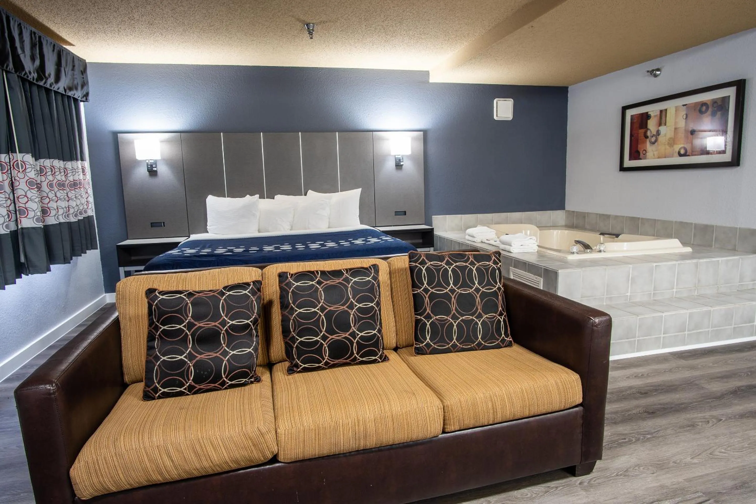 Bath, Bed in Coratel Inn and Suites By Jasper Eagan ST Paul Airport & Mall of America