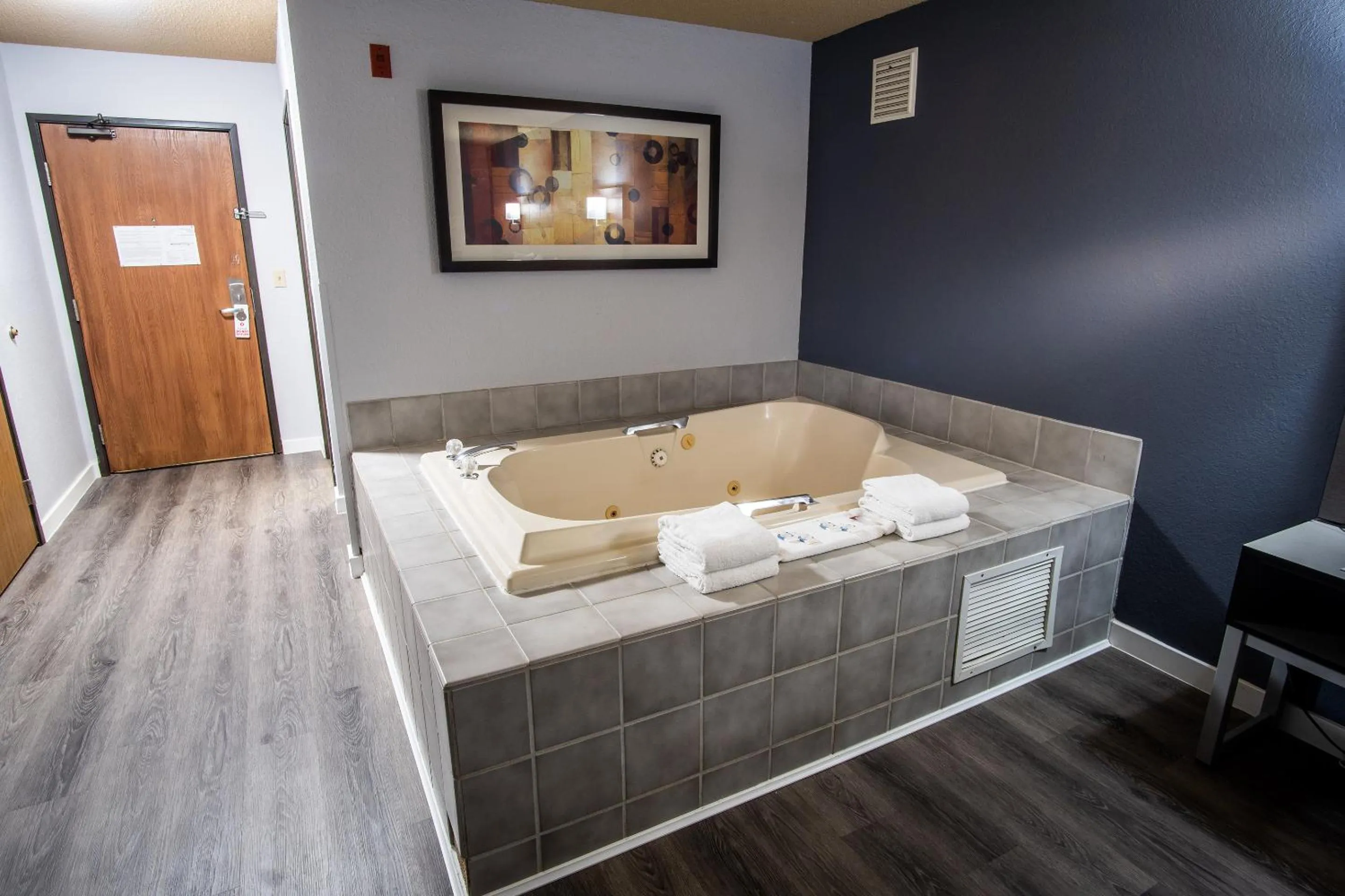 Bath in Coratel Inn and Suites By Jasper Eagan ST Paul Airport & Mall of America