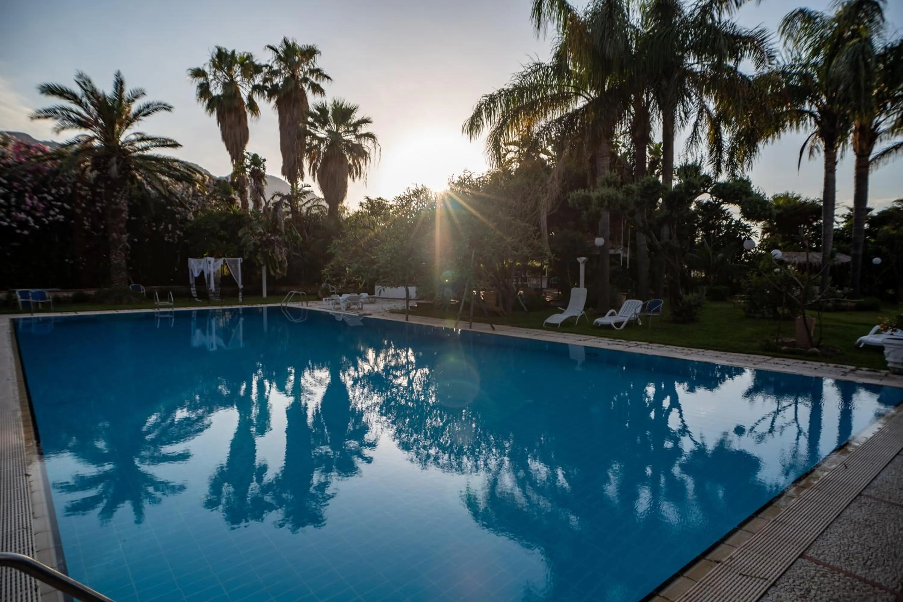 Swimming pool in Villa Megna - Green Paradise B&B