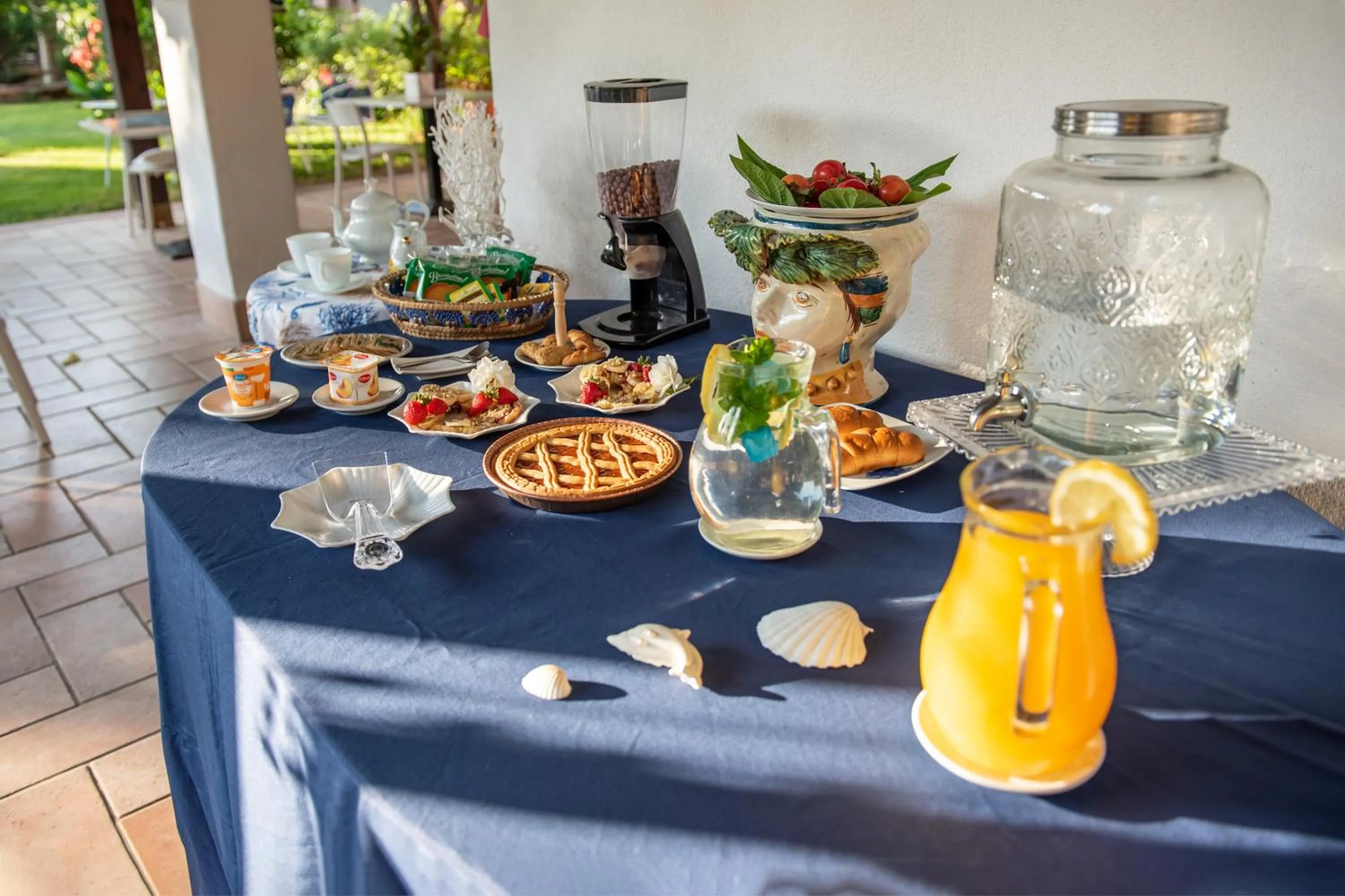 Continental breakfast in Villa Megna - Green Paradise B&B