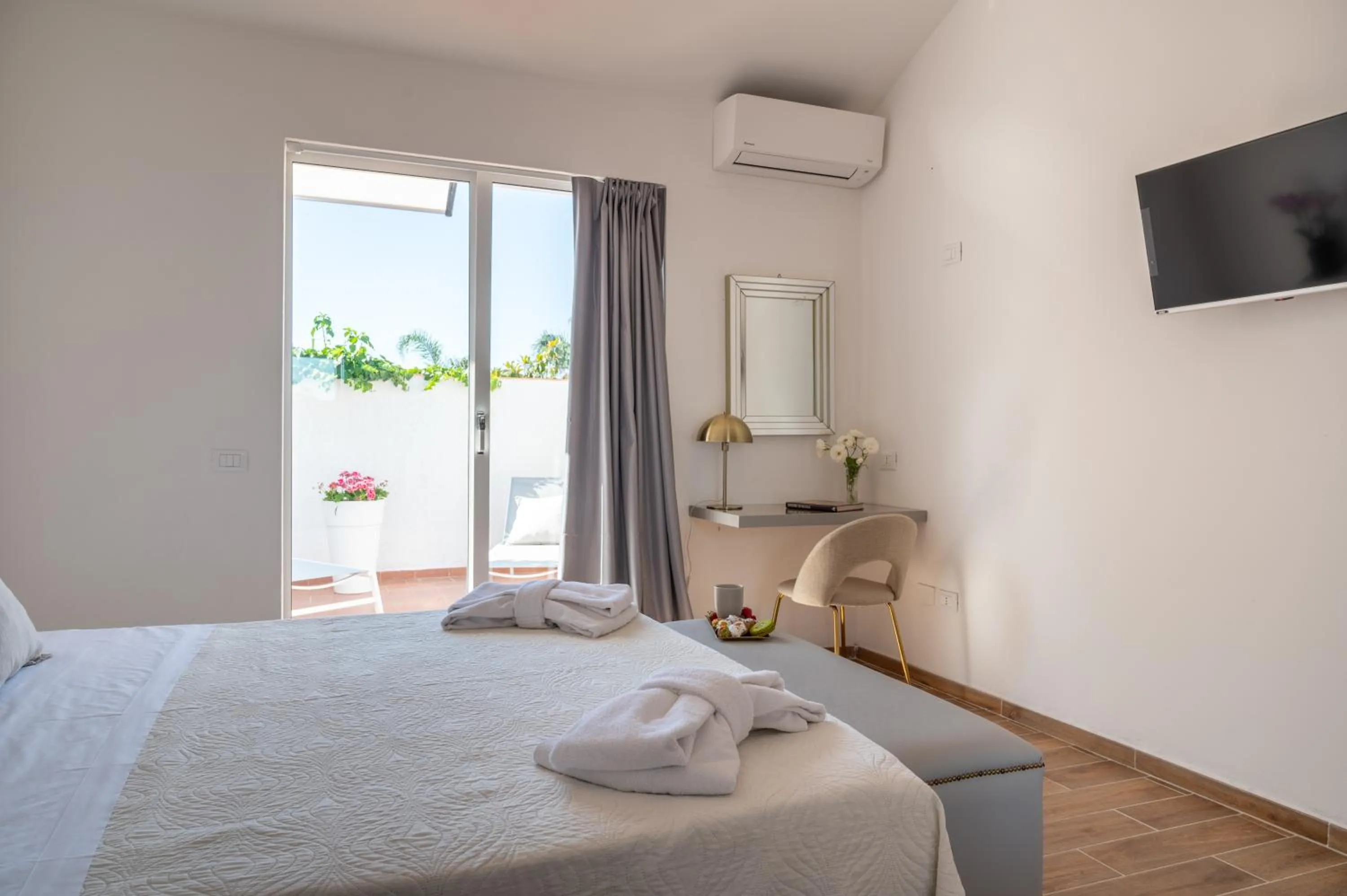 Photo of the whole room, Bed in Villa Megna - Green Paradise B&B