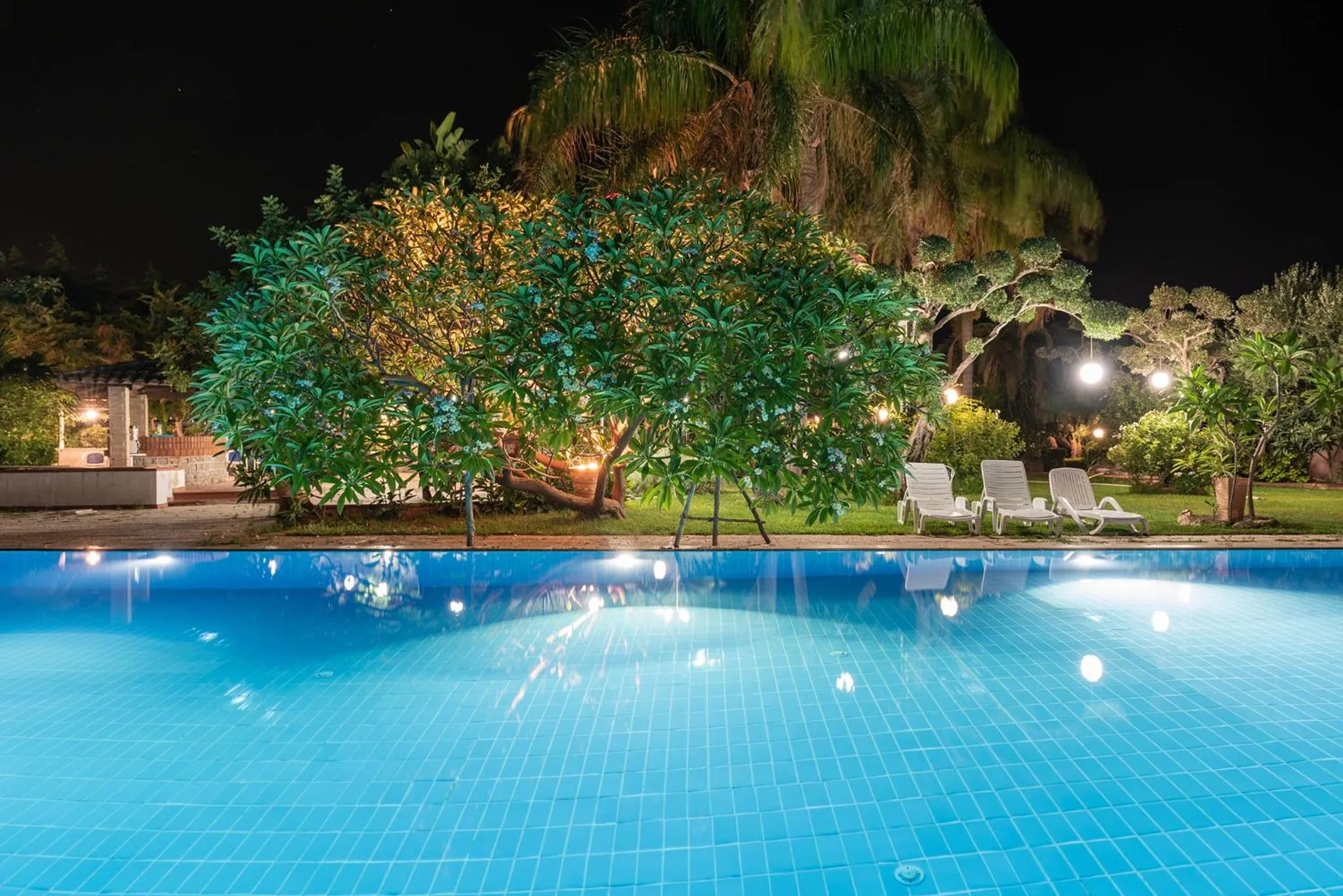 Swimming pool in Villa Megna - Green Paradise B&B