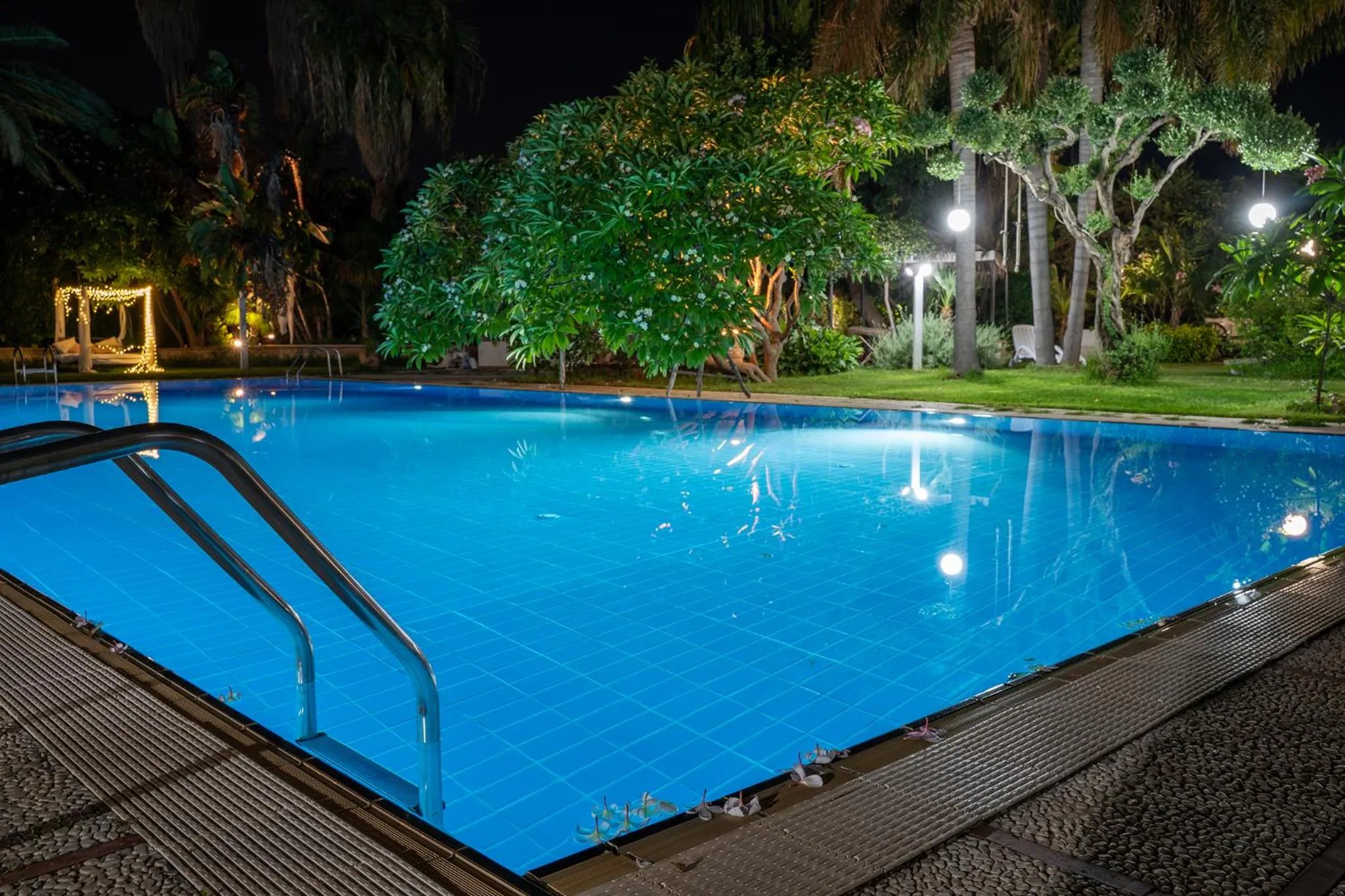 Swimming pool in Villa Megna - Green Paradise B&B