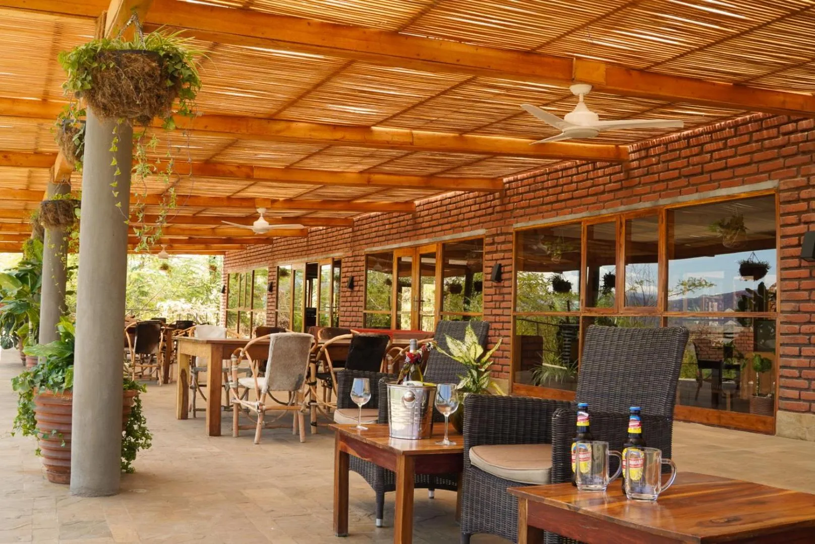 Restaurant/places to eat in Suricata Boma Lodge