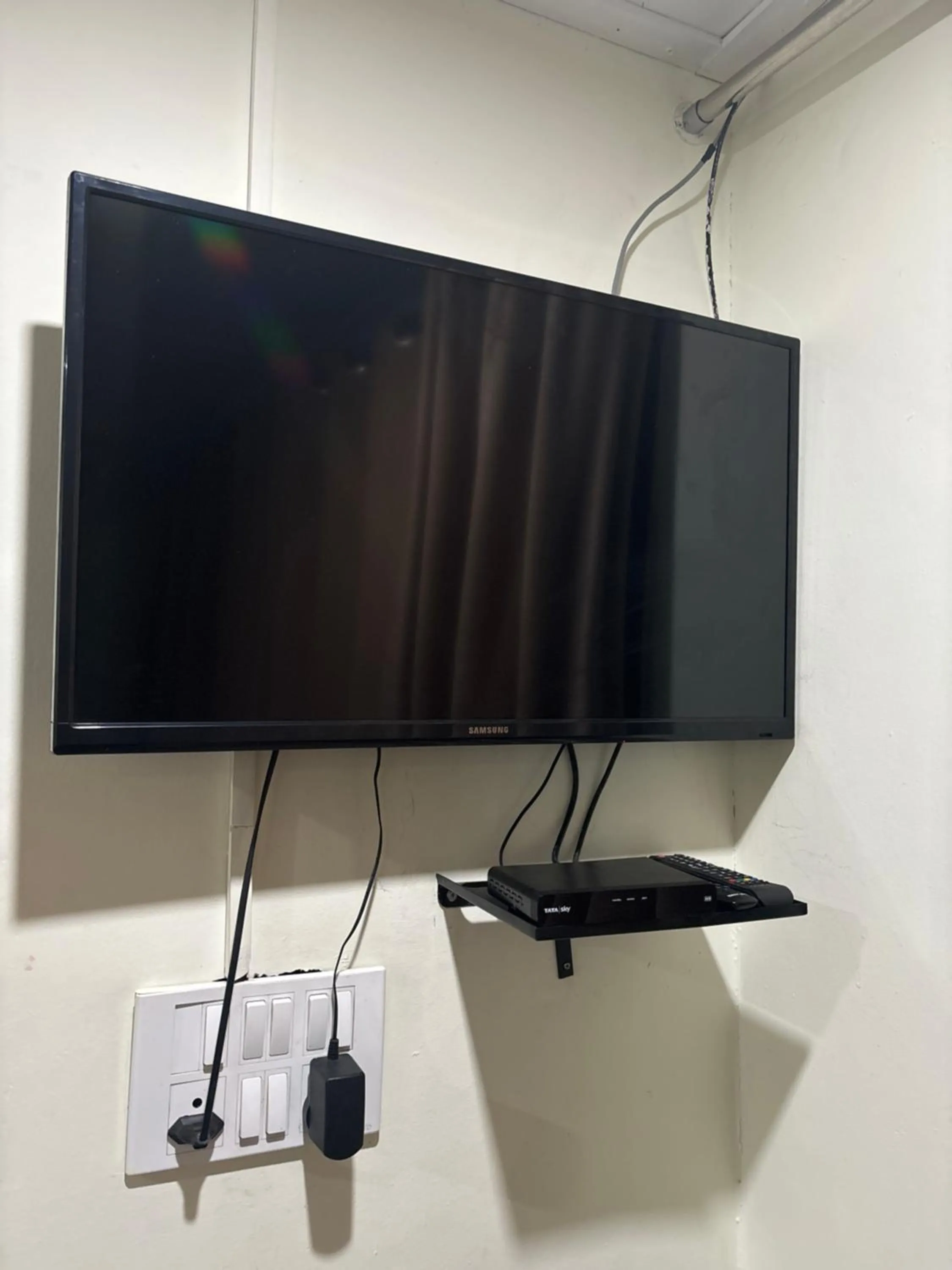 TV and multimedia in The Green Valley Resort Kanatal