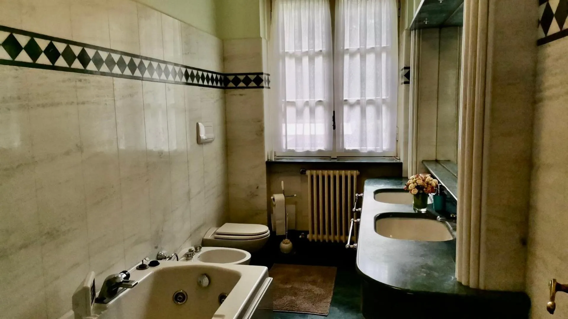 Bathroom in Villa Sofia luxury home between Como and MIlano