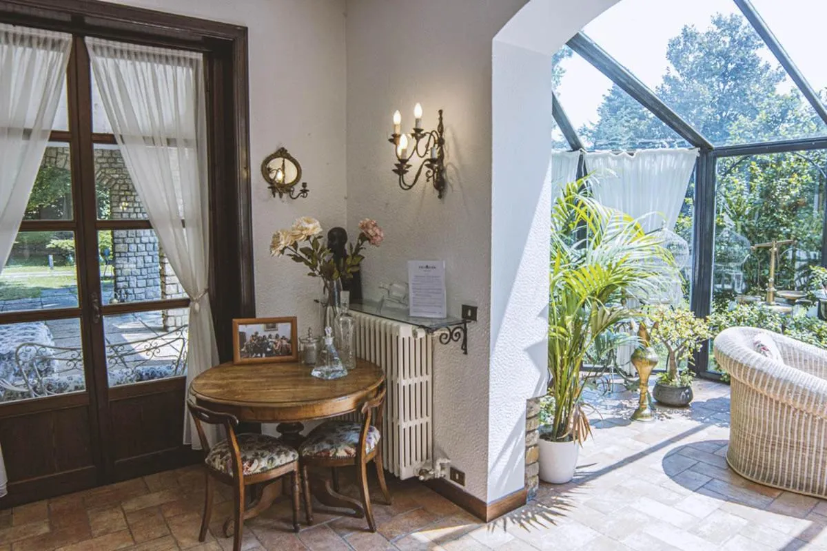 Living room in Villa Sofia luxury home between Como and MIlano