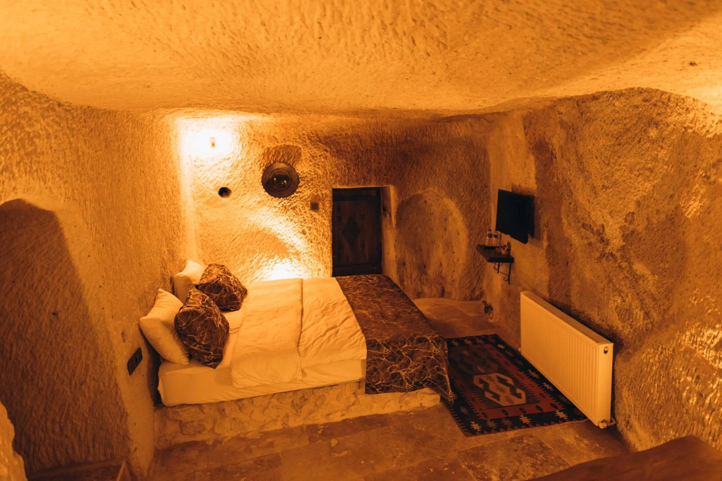 Bed in İsadora Cave Cappadocia