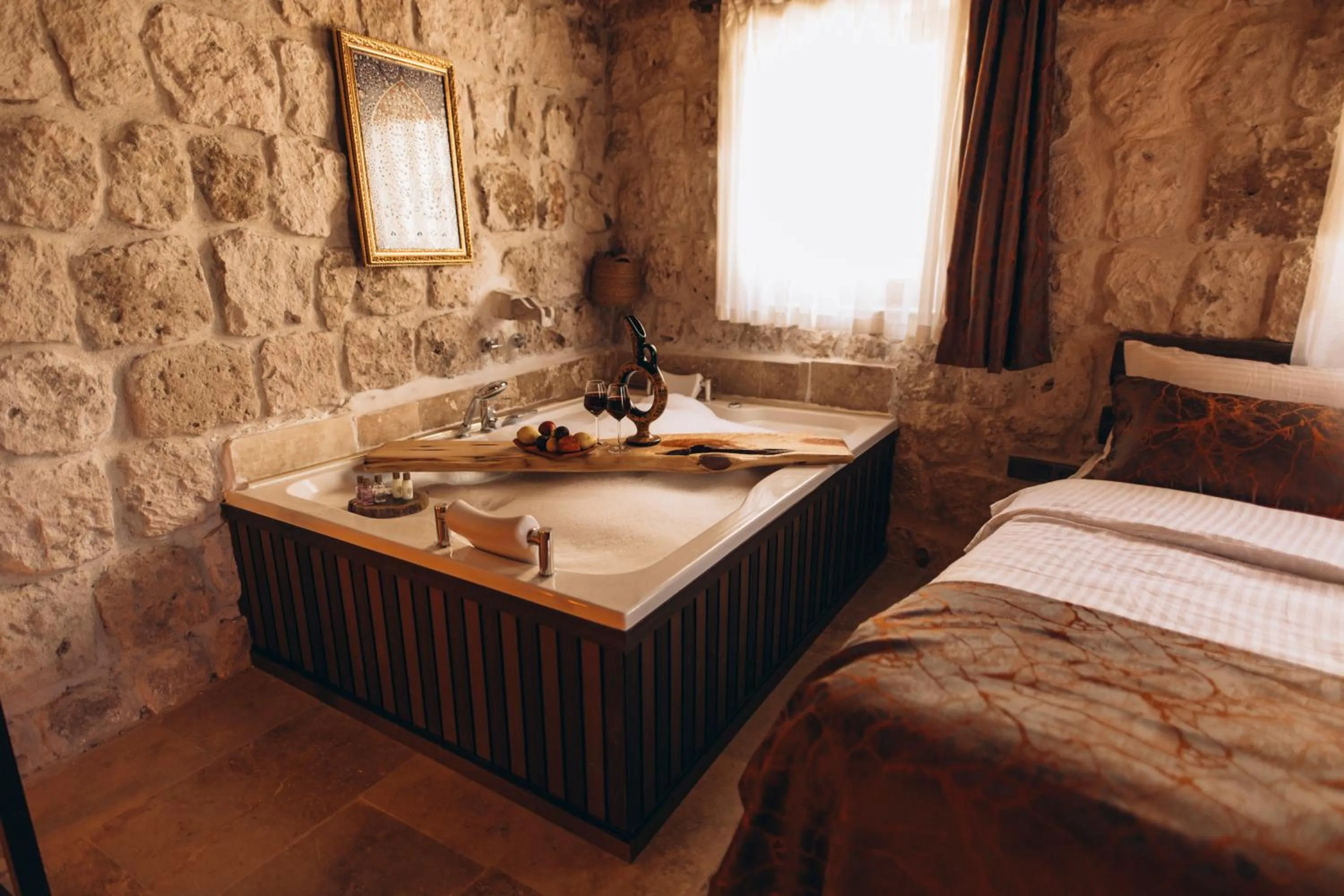 Hot Tub, Bed in İsadora Cave Cappadocia