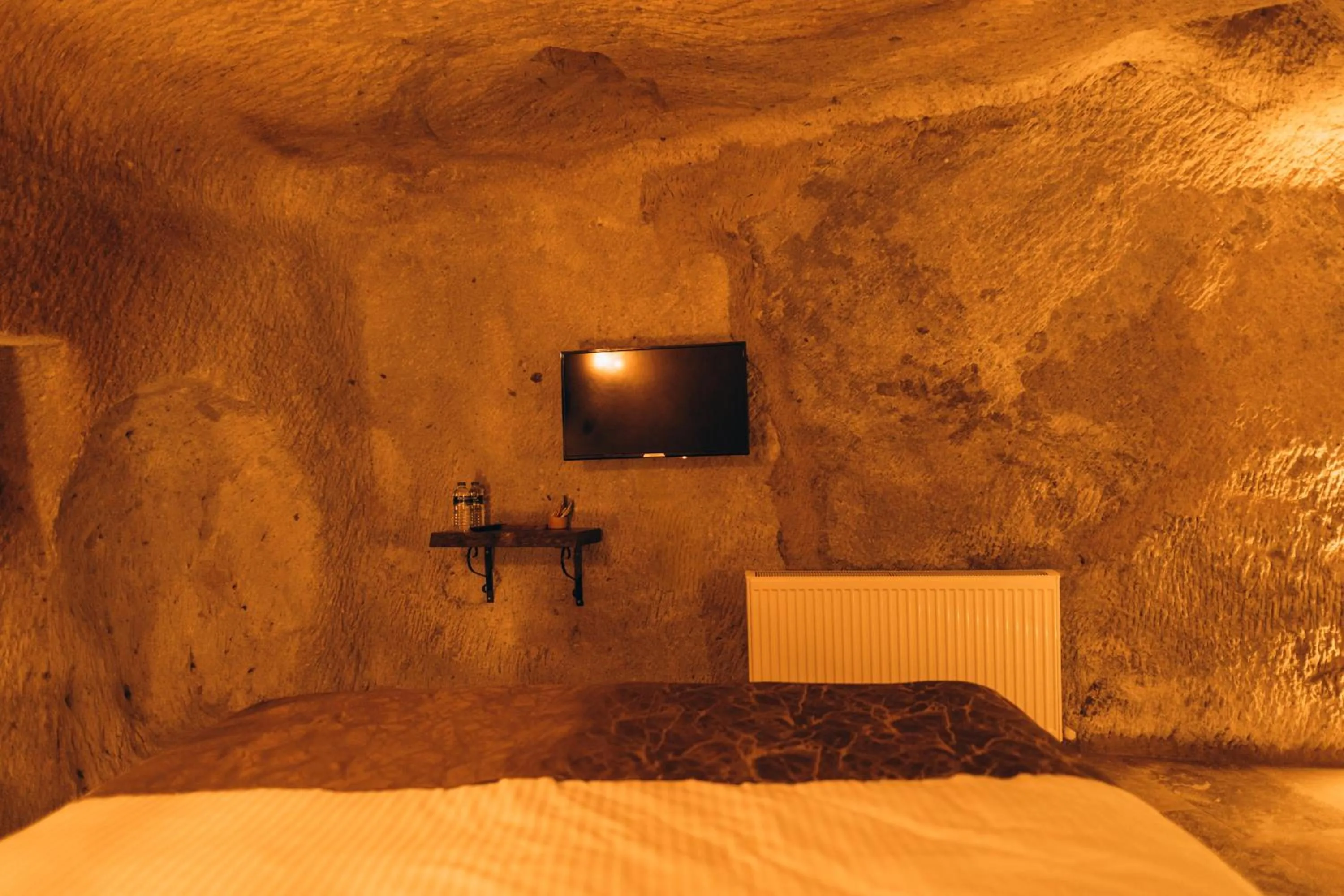 Bed in İsadora Cave Cappadocia
