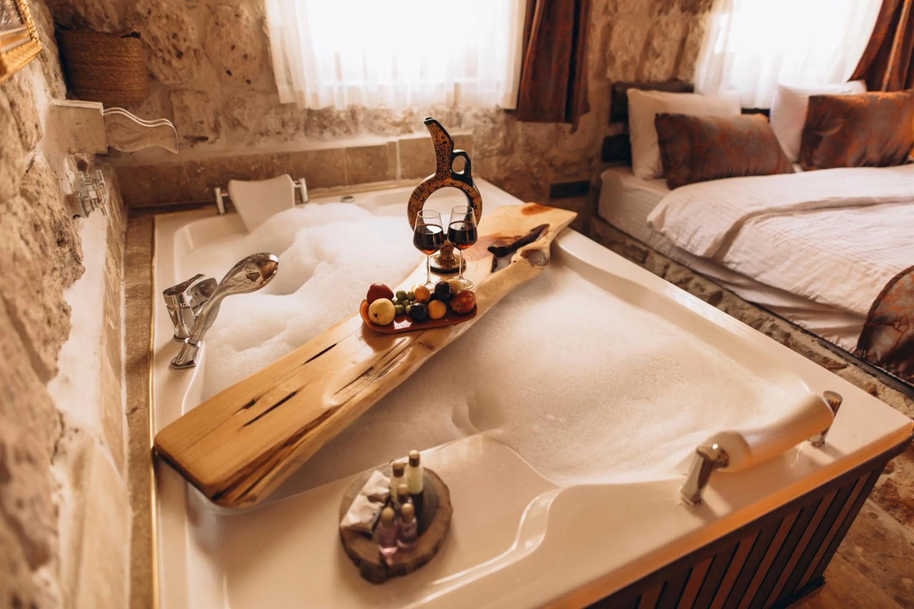 Hot Tub, Bed in İsadora Cave Cappadocia