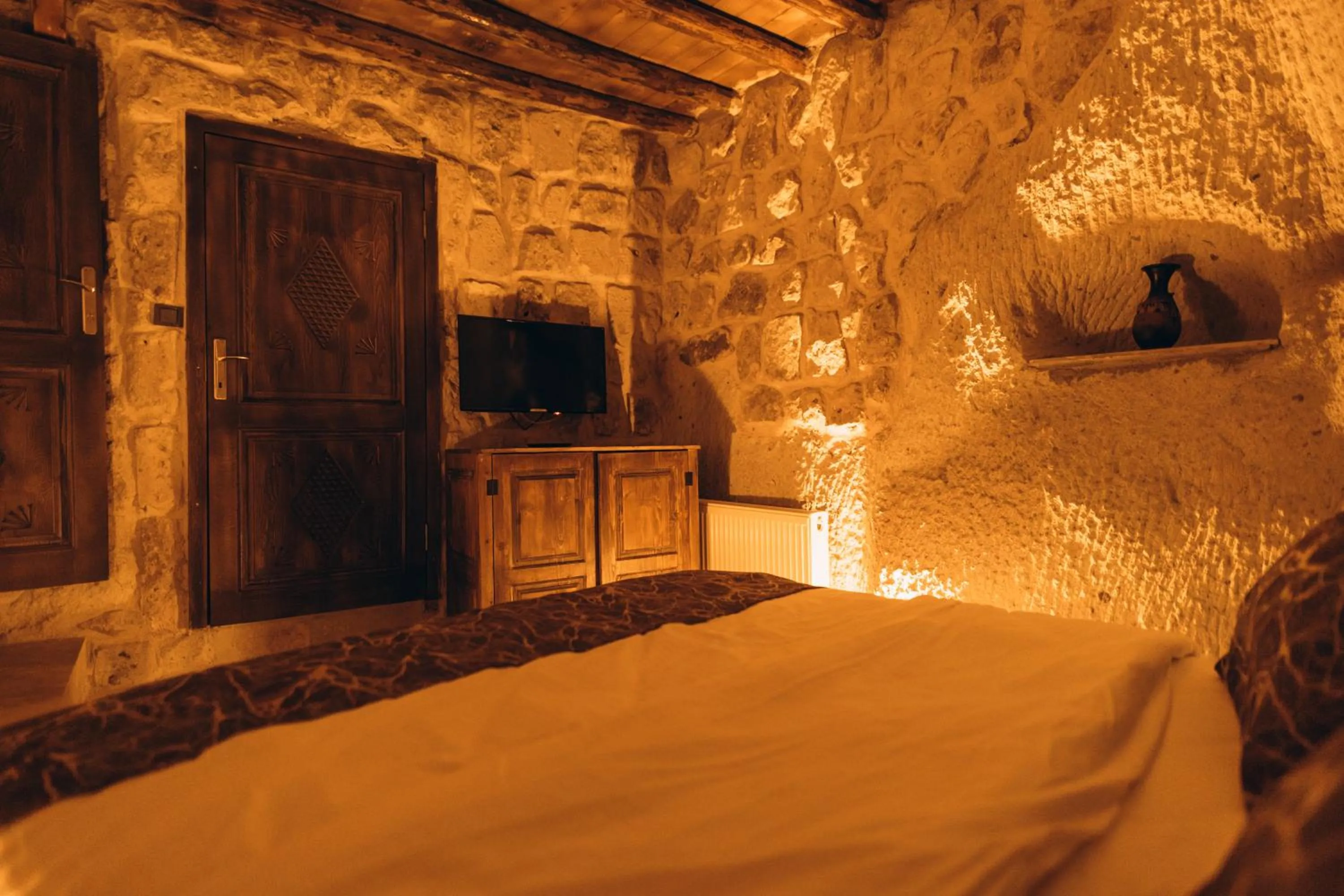 Bed in İsadora Cave Cappadocia