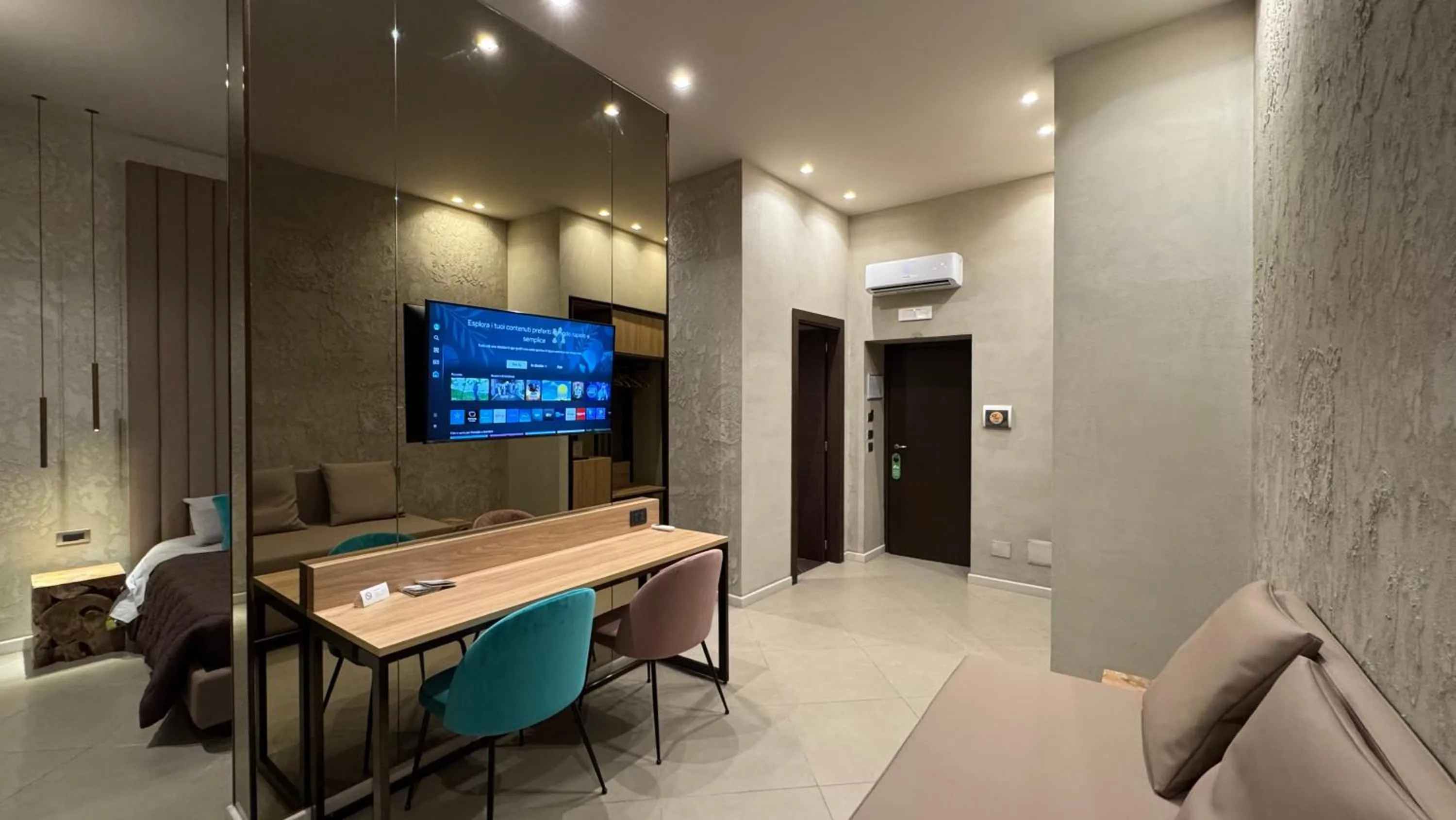 TV and multimedia in Tropicana Room