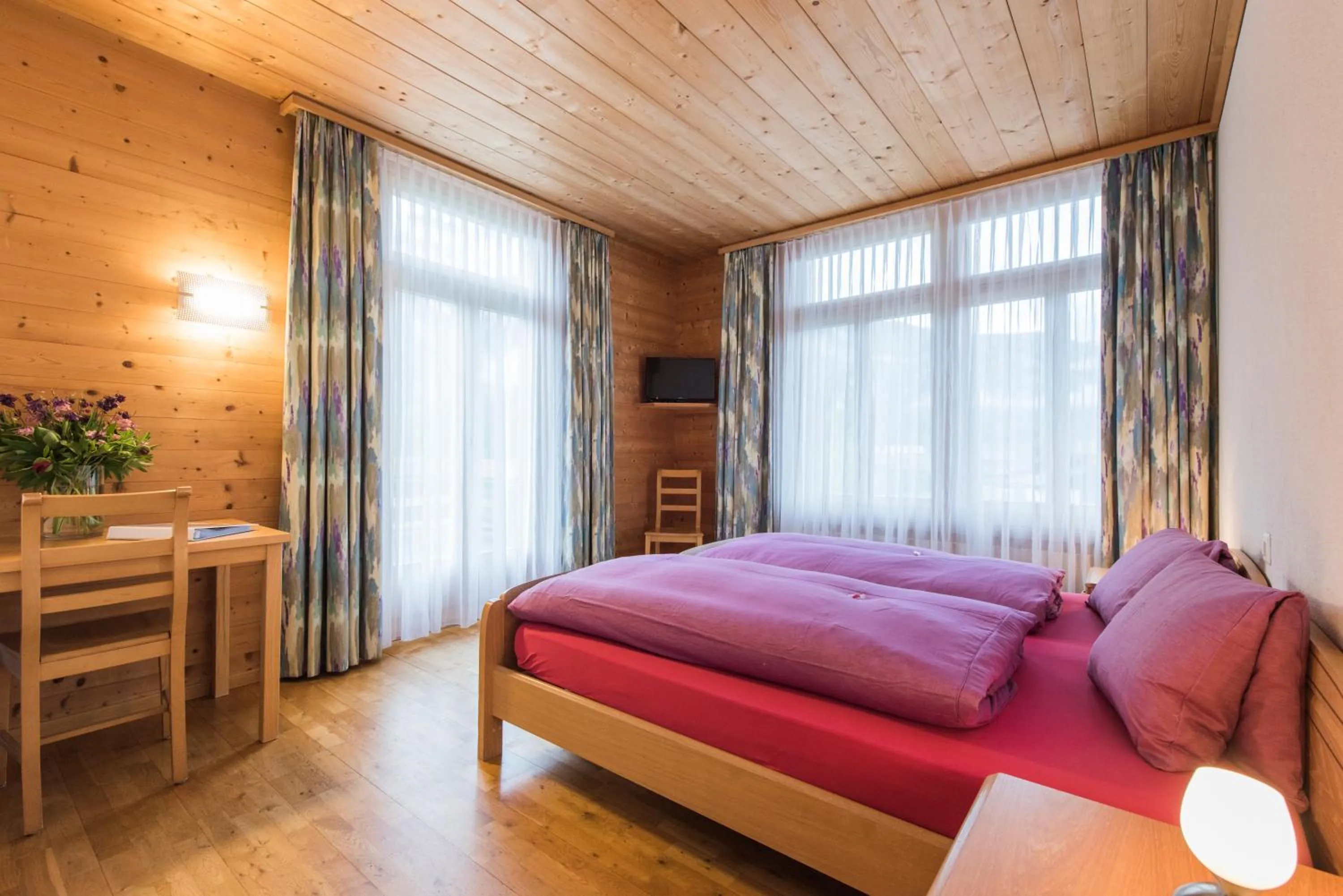 Bed in Hotel Alpenrose beim Ballenberg