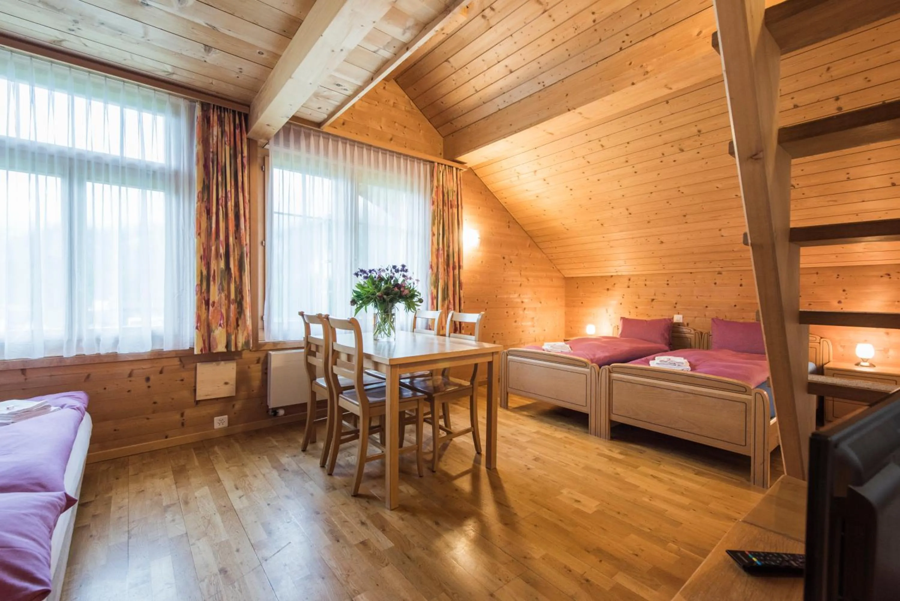 Bed in Hotel Alpenrose beim Ballenberg